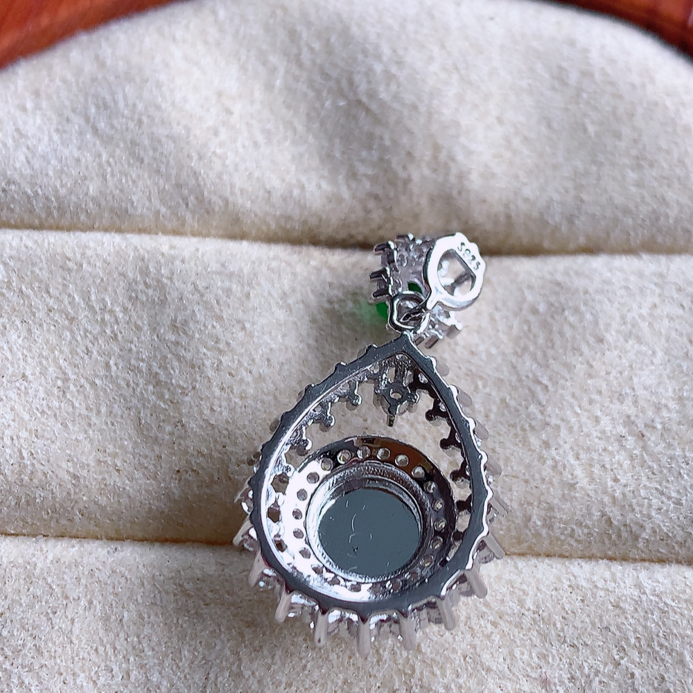 冰润翡翠925银镶嵌蛋面吊坠，自然光实拍，翠色灵动，颜色漂亮，种老水足，品相佳，佩戴佳品！W815.22取一整体尺寸：15.6-7.3mm 裸石尺寸：6.9mm