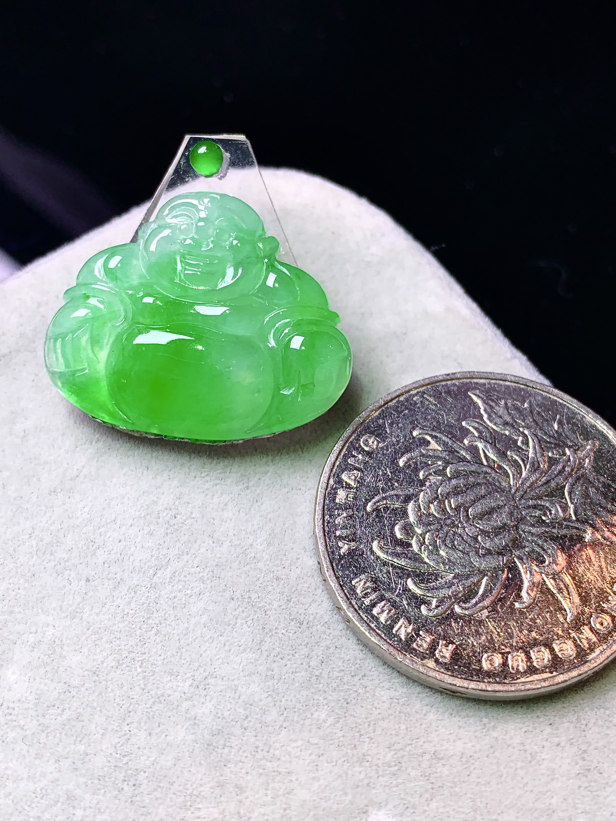 镶嵌款 冰阳绿佛公吊坠 玉质细腻 色泽艳丽清新 水润亮眼 整体尺寸18.2*22.8*4.6*2x
