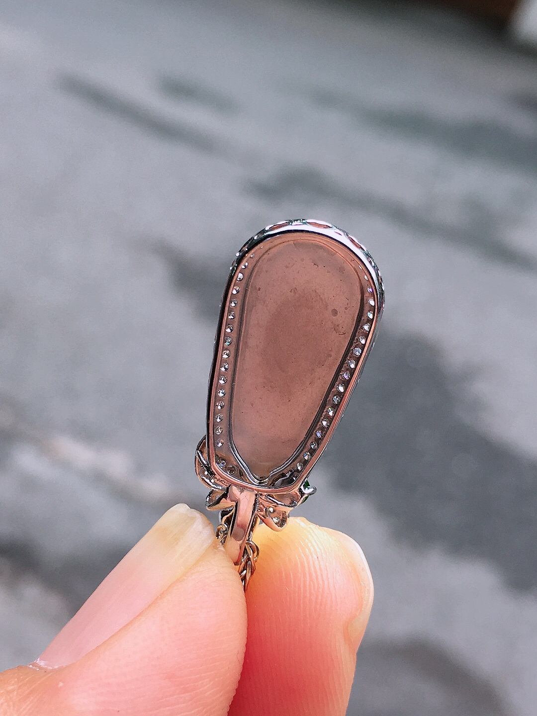 冰种福豆吊坠，玉质细腻，荧光感超
强，饱满圆润，尽显优雅气质，18k
金豪华镶嵌