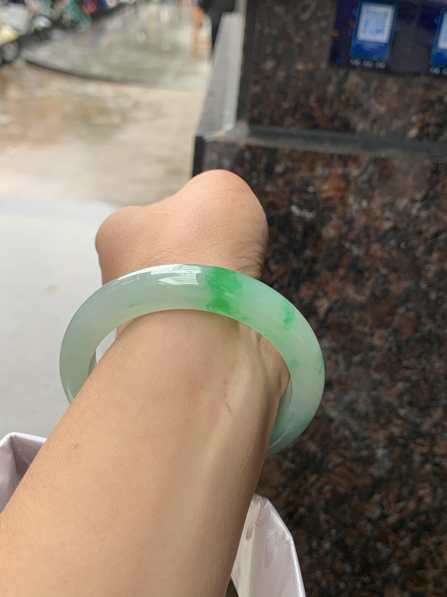 飘阳绿正圈，55.1-12.3-9，0423-N513，底妆冰润，飘金丝阳绿花，鲜艳得像新冒头的嫩芽，灵动清新，即柔和又充满生机，无裂。