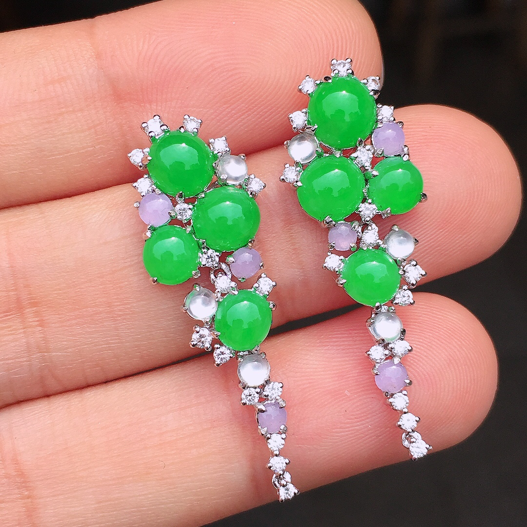 阳绿蛋面耳坠，色泽均匀艳丽，玉质细腻，荧光感超
强，饱满圆润，尽显优雅气质，18k
金豪华镶嵌