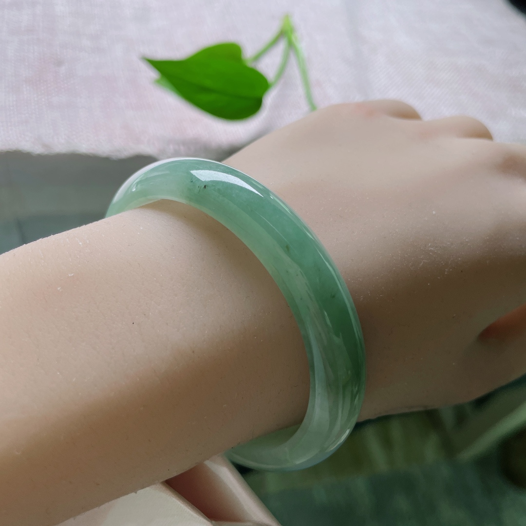 54.8（47.6）12.1/7，绿底贵妃，水头好，种老，清润通透，无裂，ss51818a