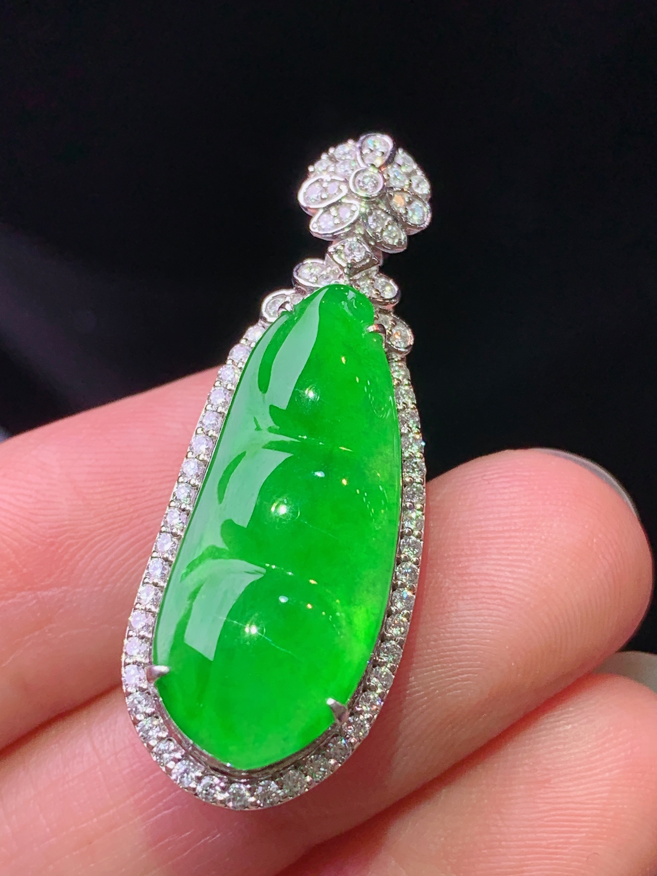 18k金钻镶嵌冰阳绿四季豆吊坠 玉质细腻 色泽艳丽清新 水润亮眼 整体尺寸35.6*13.3*10L2