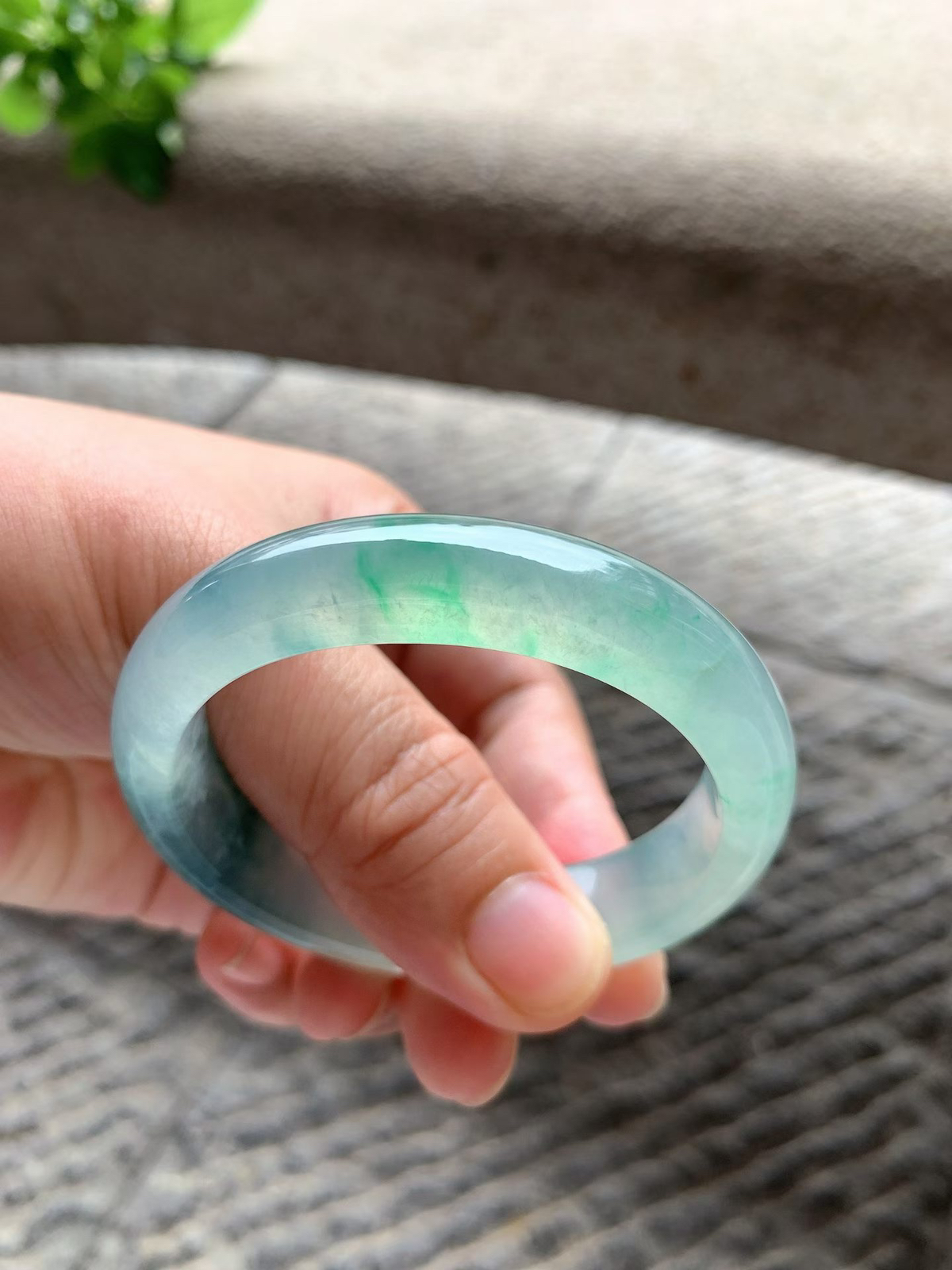 老坑种冰绿蓝花贵妃手镯尺寸52*13*8/44.5（换正圈49）老坑种水，冰透十足，水足充盈，起光起胶，绿花鲜亮，灵动又富有生机，上手端庄大气！