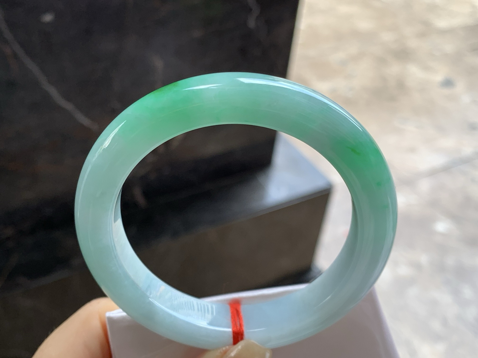 59-12-10

辣绿色手镯^_^底子细腻 大圈口 色辣大气