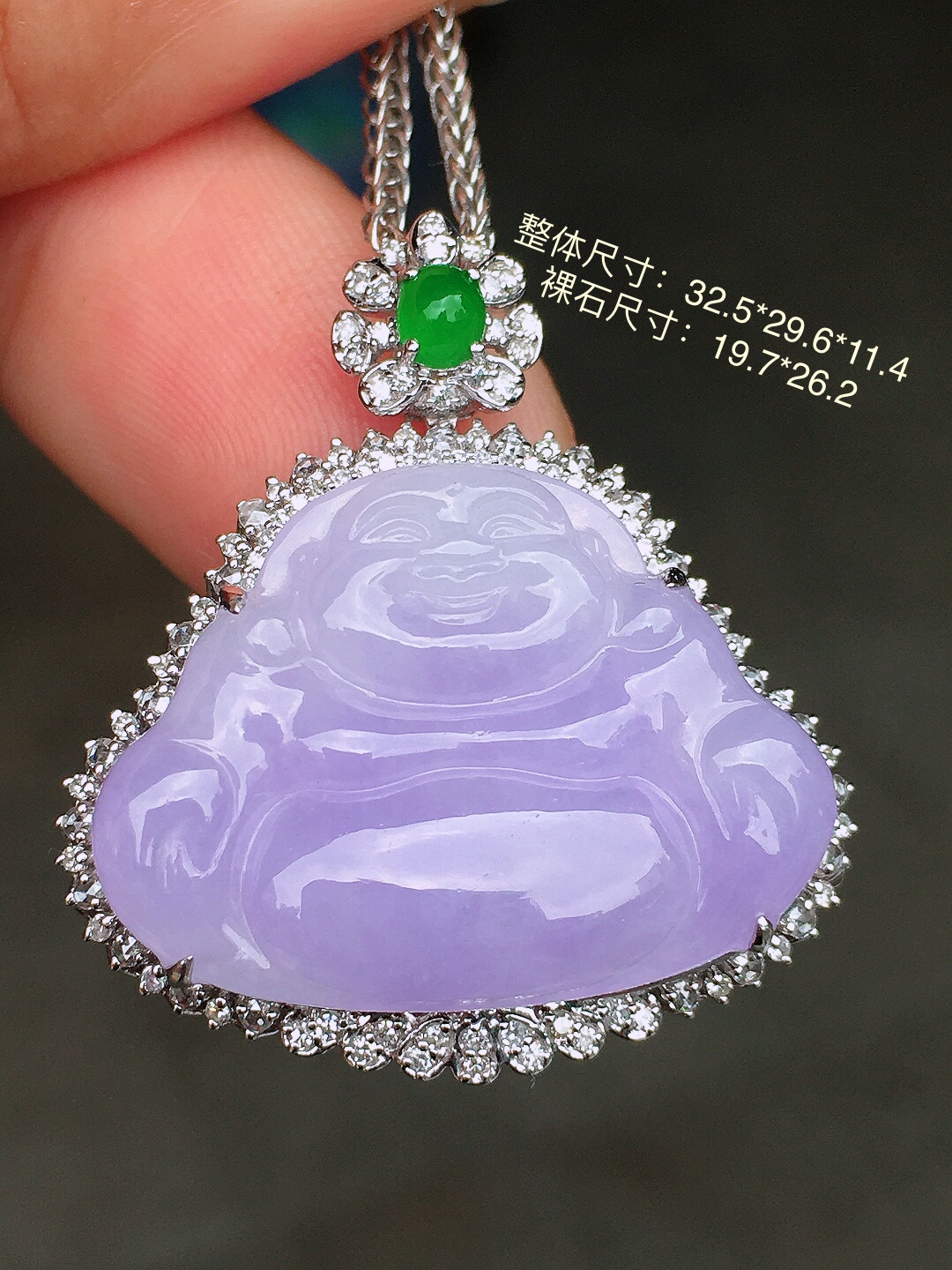 紫罗兰佛公吊坠，色泽均匀艳丽，玉质细腻，荧光感超
强，饱满圆润，尽显优雅气质，18k
金豪华镶嵌