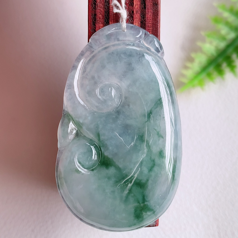 冰润飘花吉祥如意翡翠吊坠  寓意“万事如意，吉祥如意,福寿绵长 心想事成”饱满大气，通透水润  W1