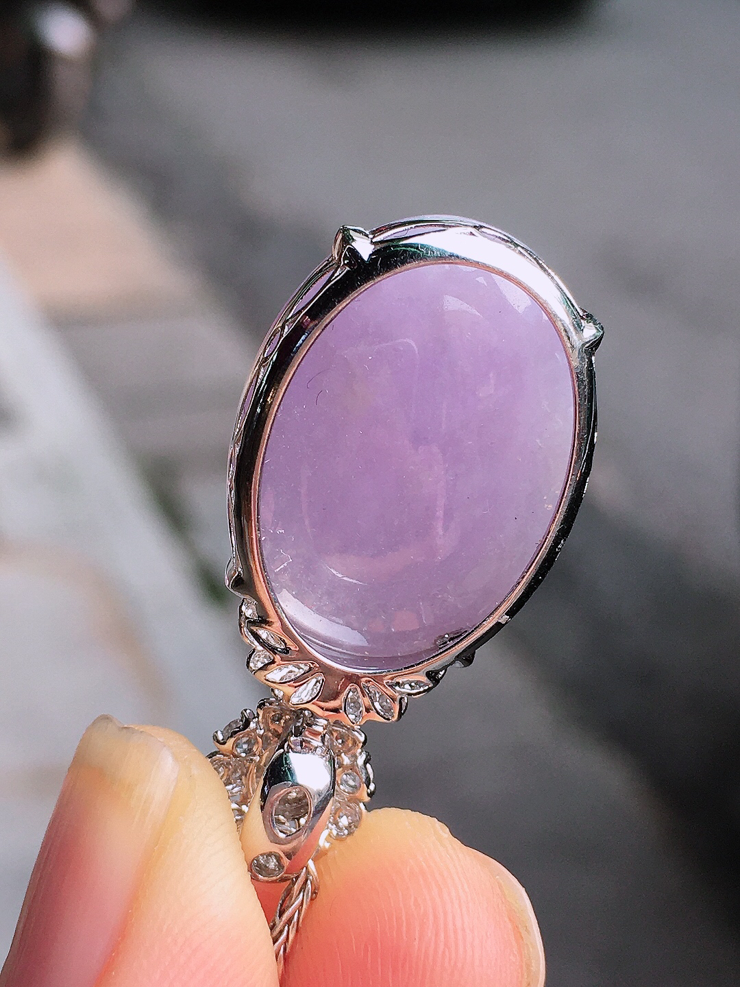 紫罗兰蛋面吊坠，色泽均匀艳丽，玉质细腻，荧光感超
强，饱满圆润，尽显优雅气质，18k
金豪华镶嵌