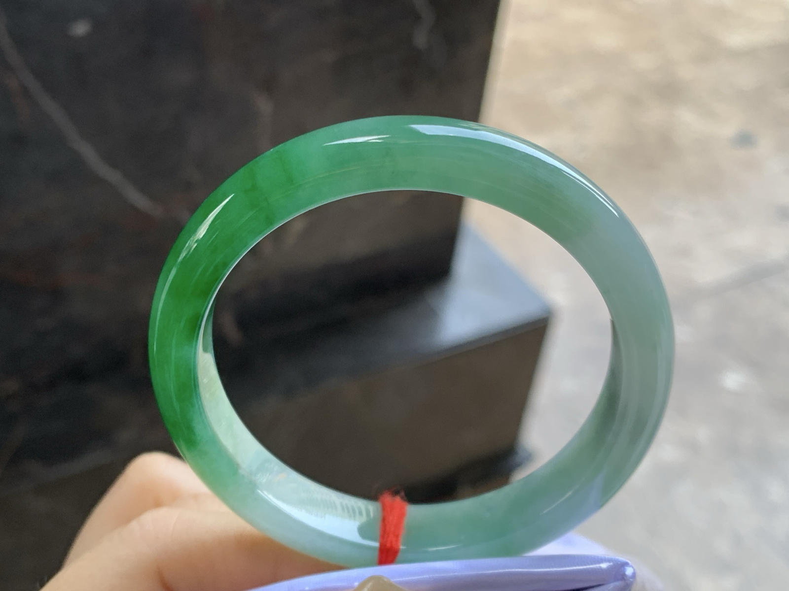 56.5-11.1-7.9

辣绿色手镯^_^底子细腻 绿色浓郁大气