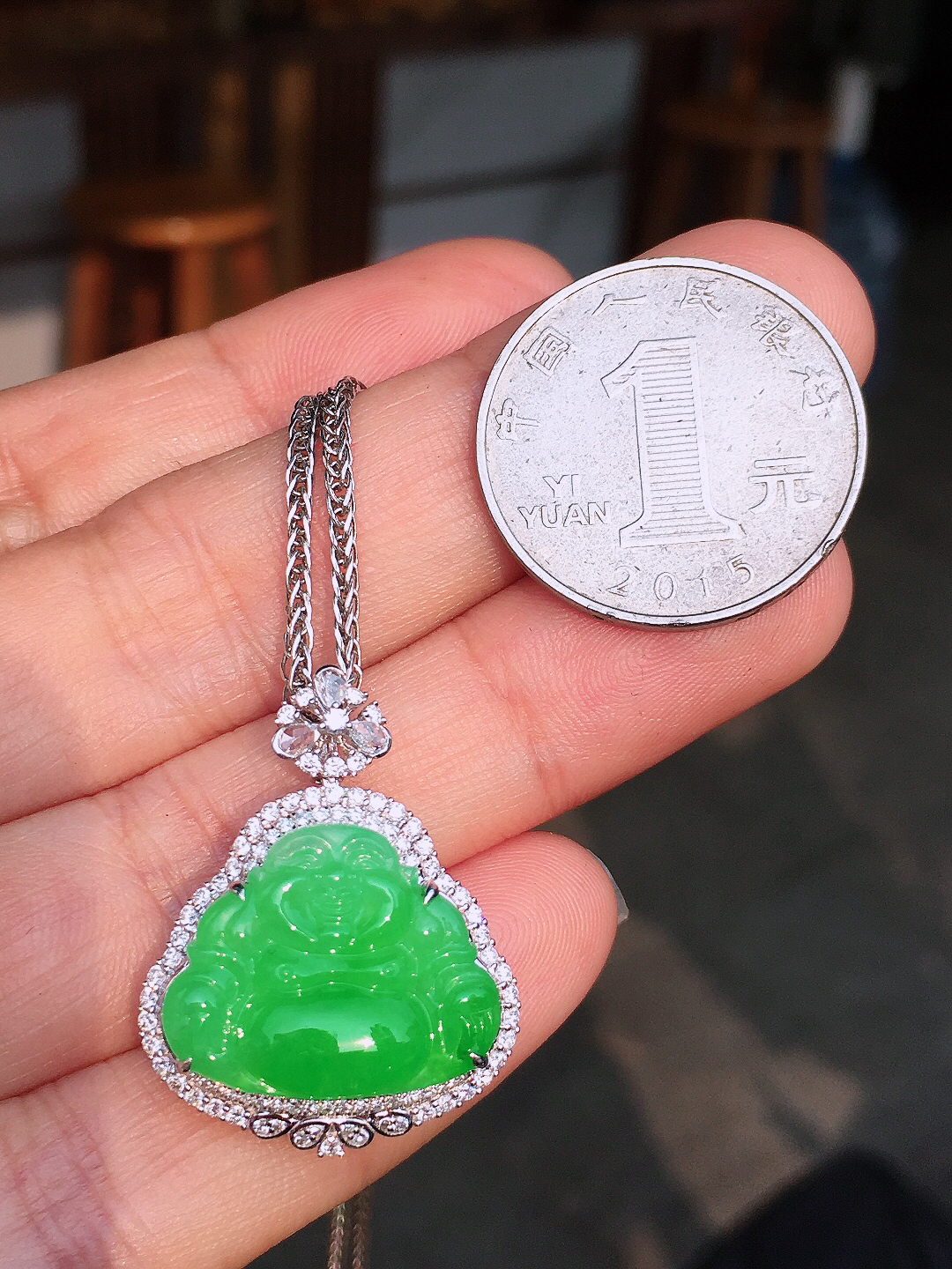 阳绿佛公吊坠，色泽均匀艳丽，玉质细腻，荧光感超
强，饱满圆润，尽显优雅气质，18k
金豪华镶嵌
