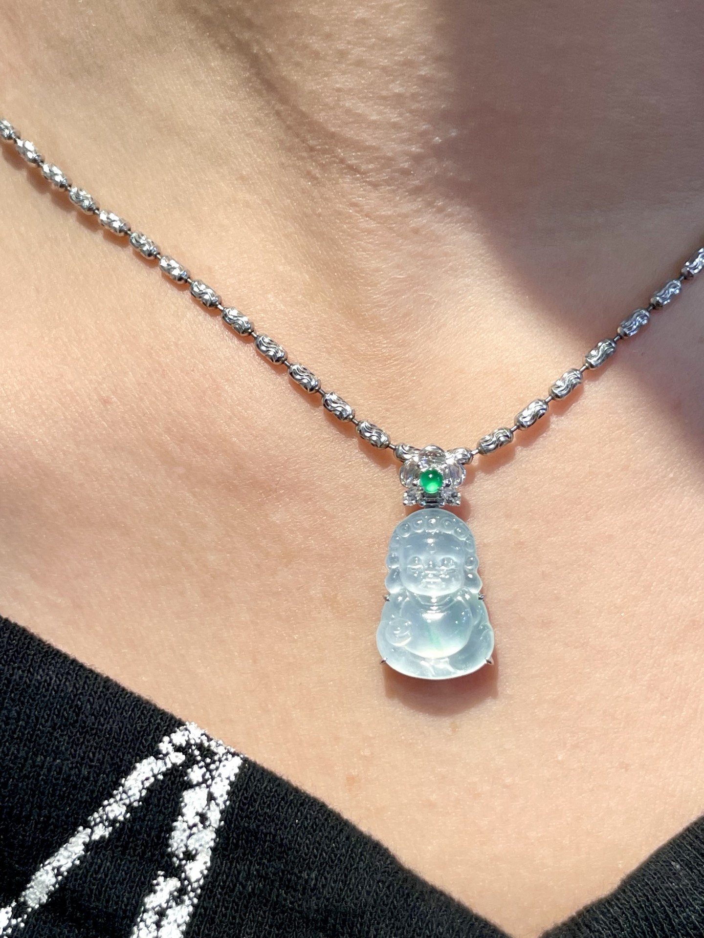 ️ 18k玻璃种宝宝佛吊坠，糯叽叽的萌态，玻璃种的清透，让这尊宝宝佛像一颗凝固的露珠，愿你在纷扰世间，依然保有一颗童真的心，被岁月温柔以待～守护你心底那个永远纯真的小孩，尺寸：整体23.5/11.8/6.3裸石17.0/11.8/3.3