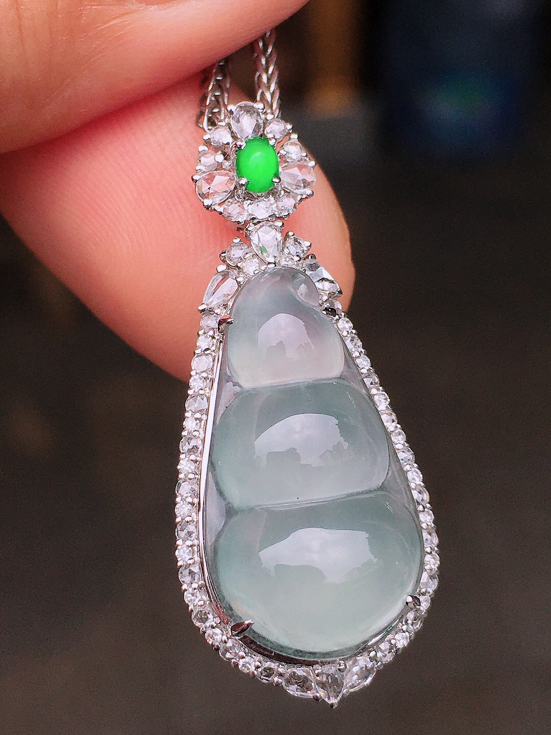 冰种福豆吊坠，玉质细腻，荧光感超
强，饱满圆润，尽显优雅气质，18k
金豪华镶嵌