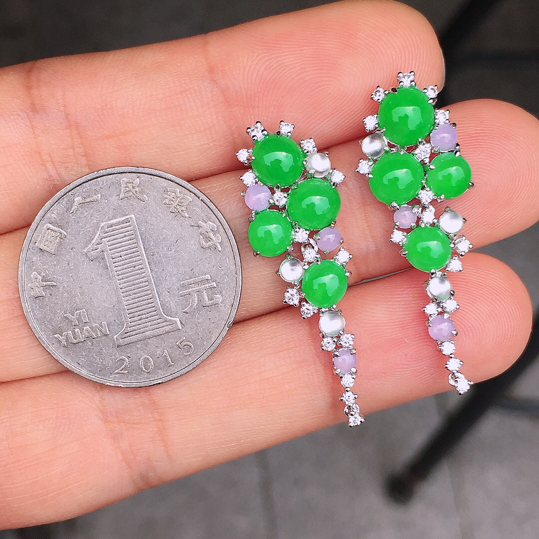 阳绿蛋面耳坠，色泽均匀艳丽，玉质细腻，荧光感超
强，饱满圆润，尽显优雅气质，18k
金豪华镶嵌