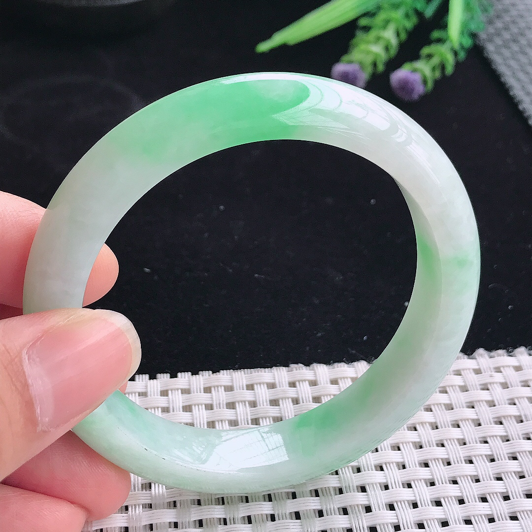 实拍A货翡翠56.8/12.6/8.6老坑精美温润飘绿手镯宽边玉镯平安镯