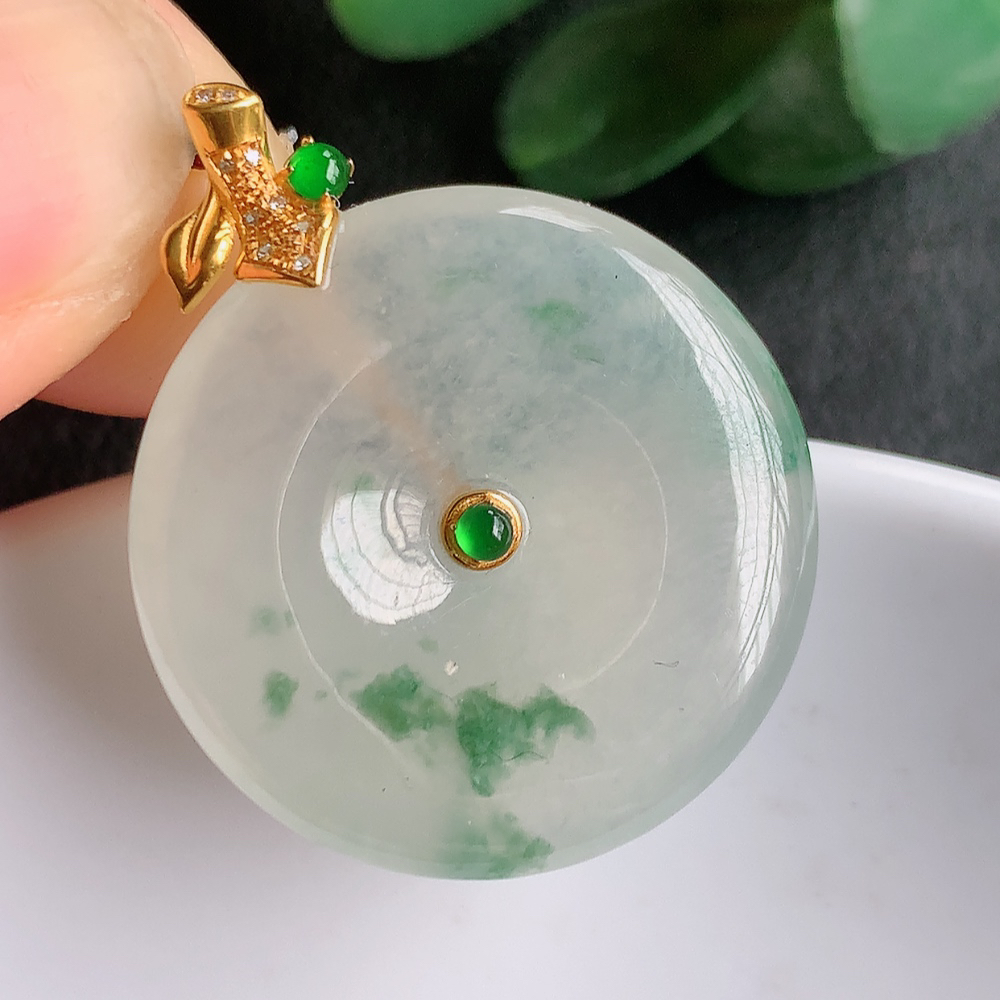 18k金扣冰润飘花平安扣吊坠，厚装饱满，冰润剔透，细腻水足，种质润泽，飘花灵动，佩戴优雅大气，W   003.22尺寸：31.6-5mm