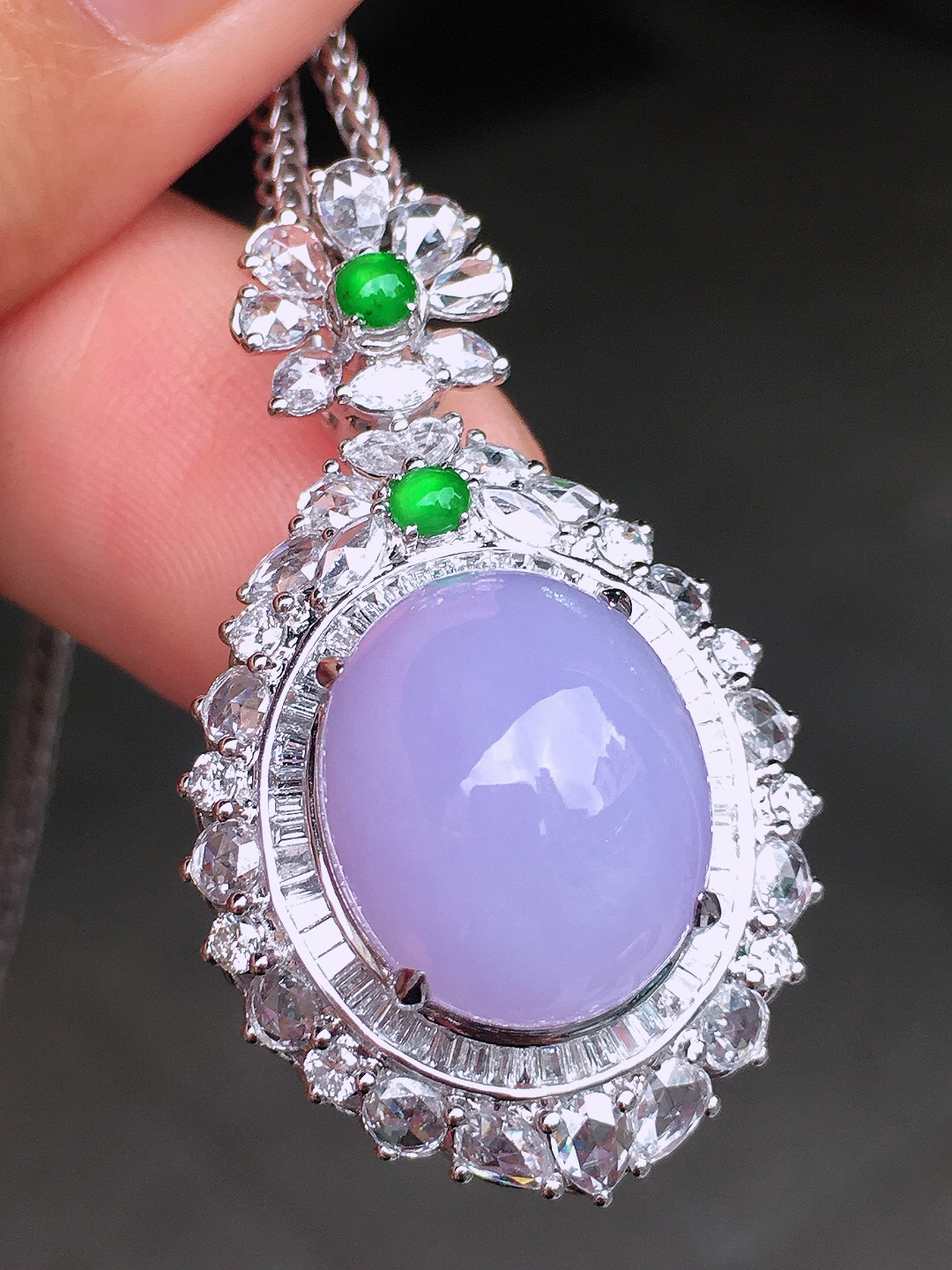 紫罗兰蛋面吊坠，色泽均匀艳丽，玉质细腻，荧光感超
强，饱满圆润，尽显优雅气质，18k
金豪华镶嵌