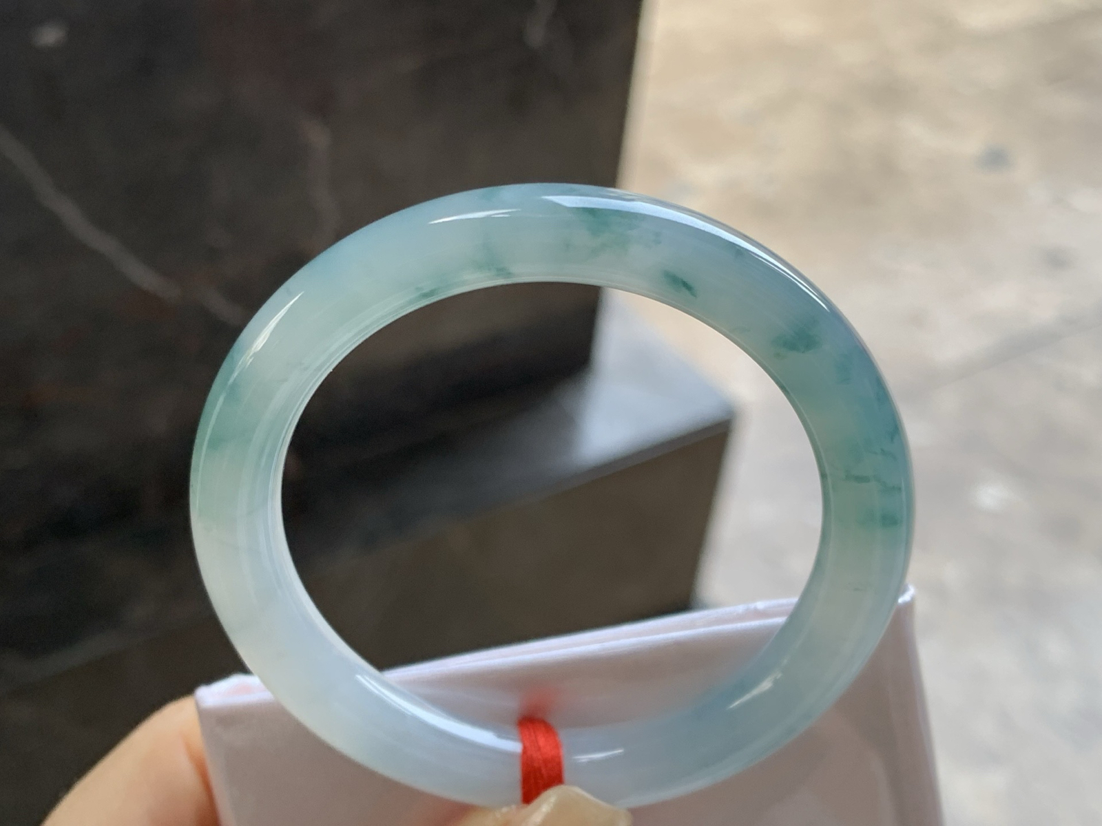 51-8.5-8.2
飘花圆条手镯^_^

底子细腻干净 飘花点缀