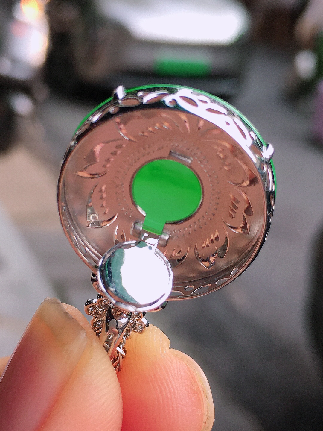 阳绿平安扣吊坠，色泽均匀艳丽，玉质细腻，荧光感超
强，饱满圆润，尽显优雅气质，18k
金豪华镶嵌