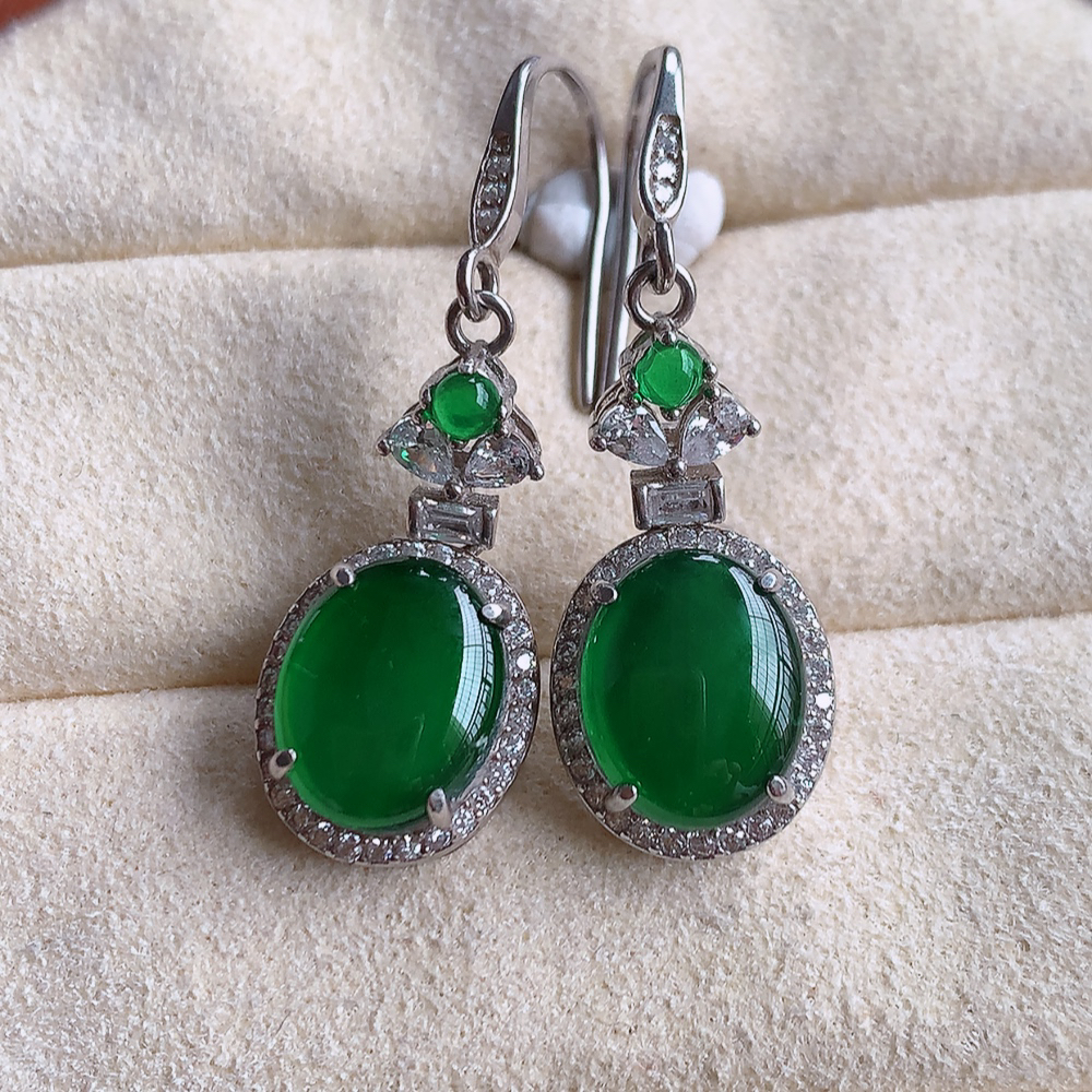 冰润满绿翡翠925银镶嵌耳坠，自然光实拍，翠色灵动，颜色漂亮，种老水足，品相佳，佩戴佳品！W815.