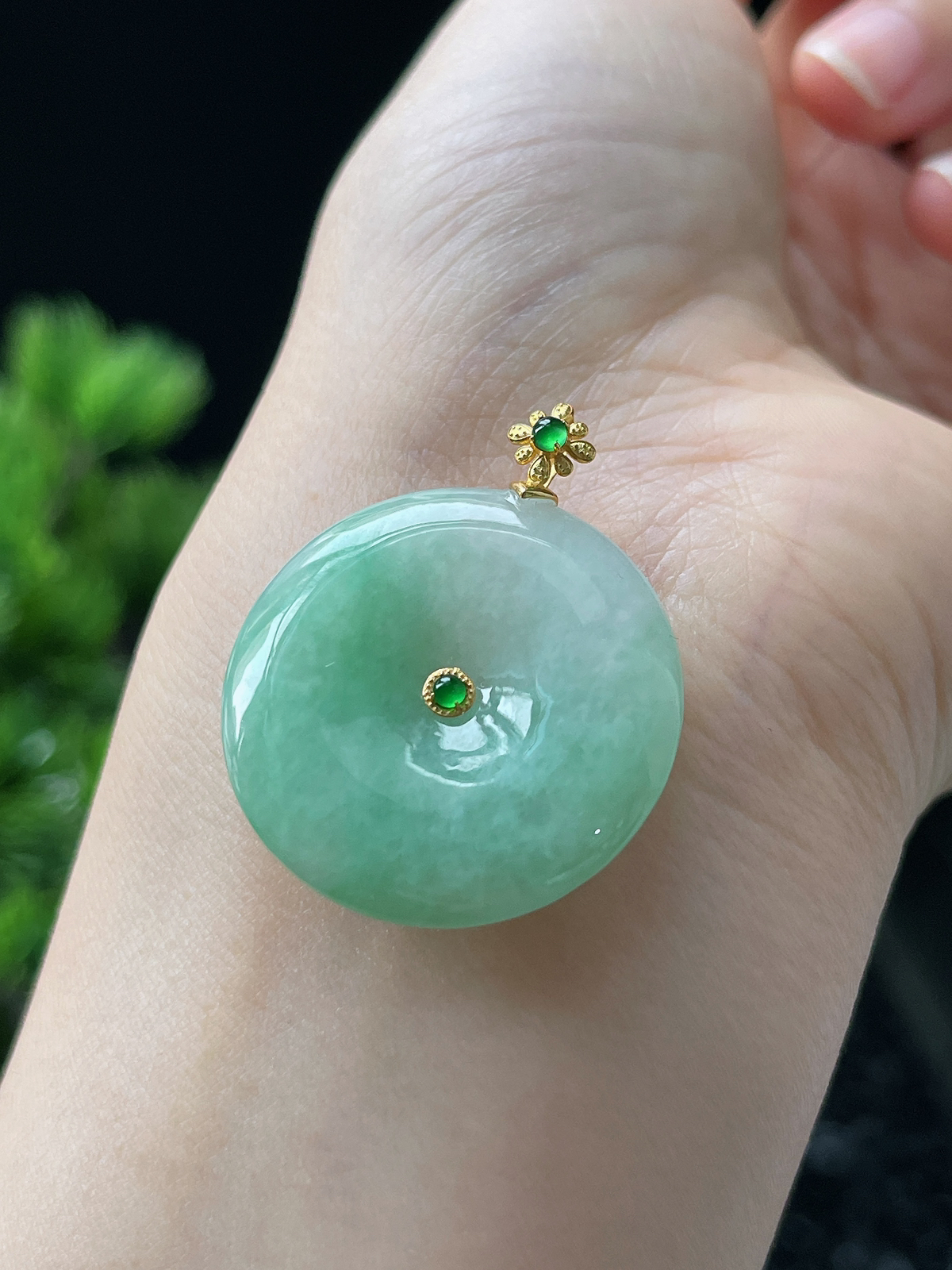 18k金 翡翠糯化种淡绿色甜绿平安扣