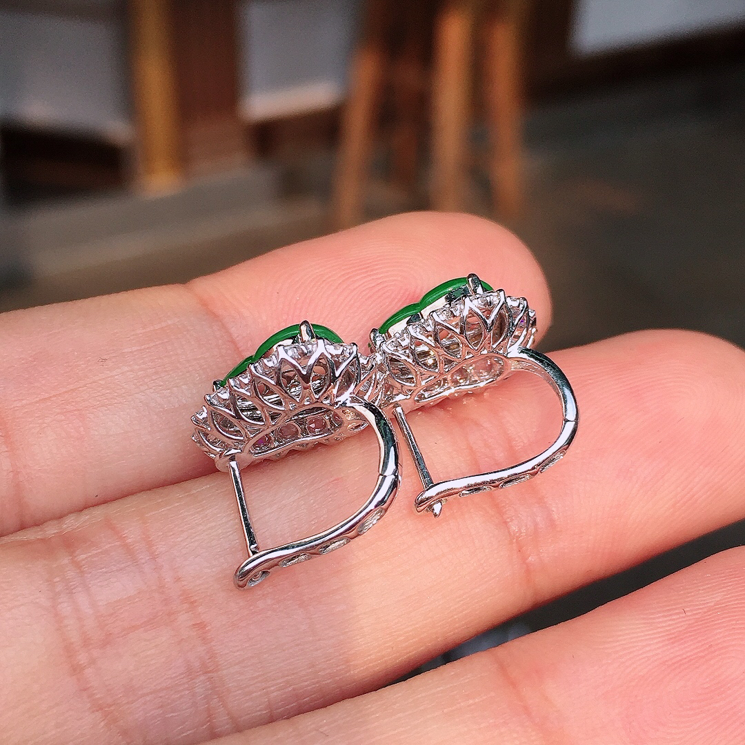 阳绿葫芦耳钉，色泽均匀艳丽，玉质细腻，荧光感超
强，饱满圆润，尽显优雅气质，18k
金豪华镶嵌