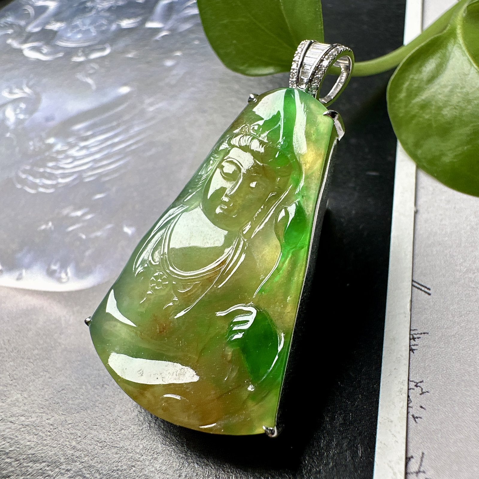 【冰种黄加绿观音吊坠】质地细腻，冰润透亮，光泽出众，冰感十足，18k金钻镶嵌，裸石尺寸27*13.3*3.2毫米