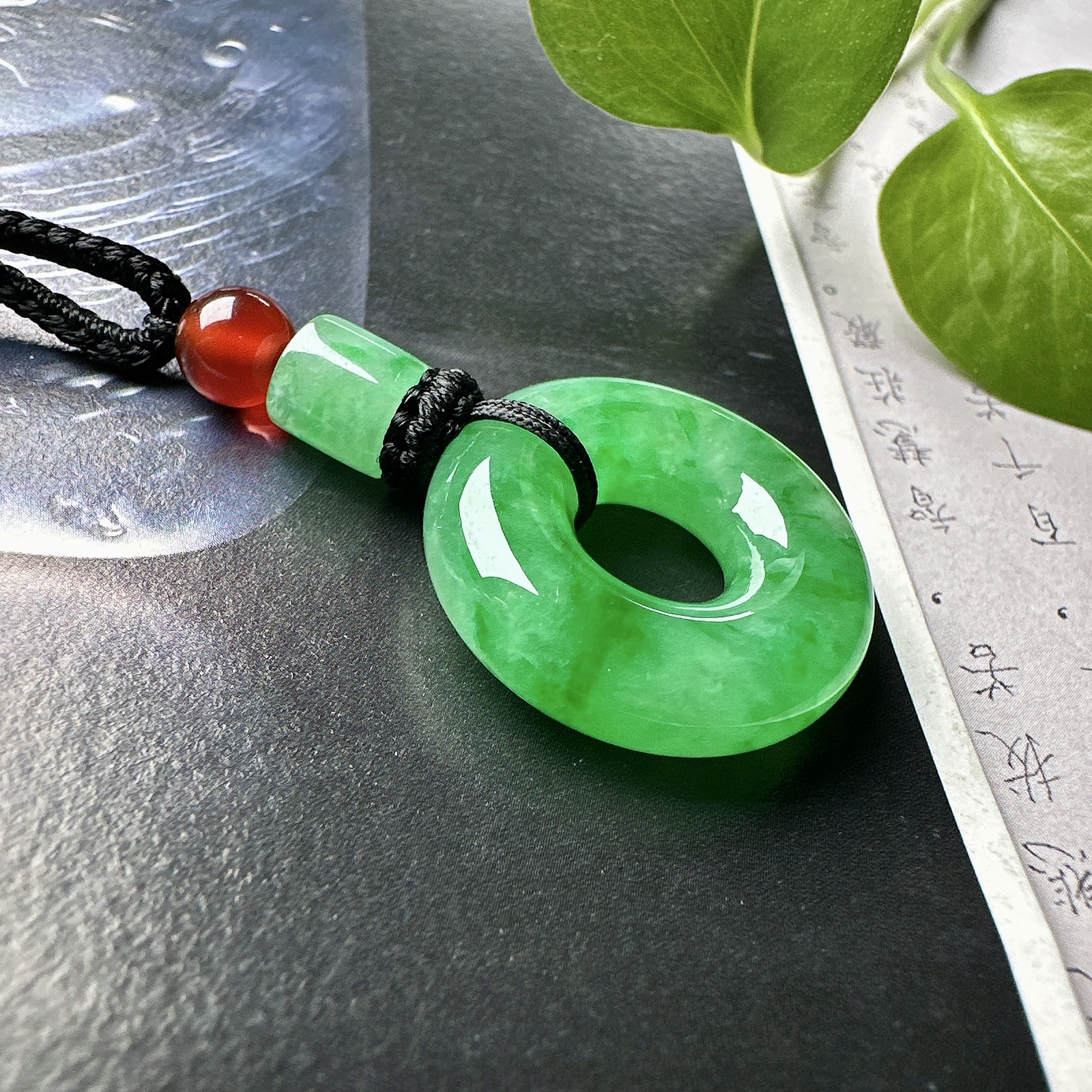 【冰种飘绿平安环吊坠】甜甜圈，质地细腻，冰感十足，通透闪亮