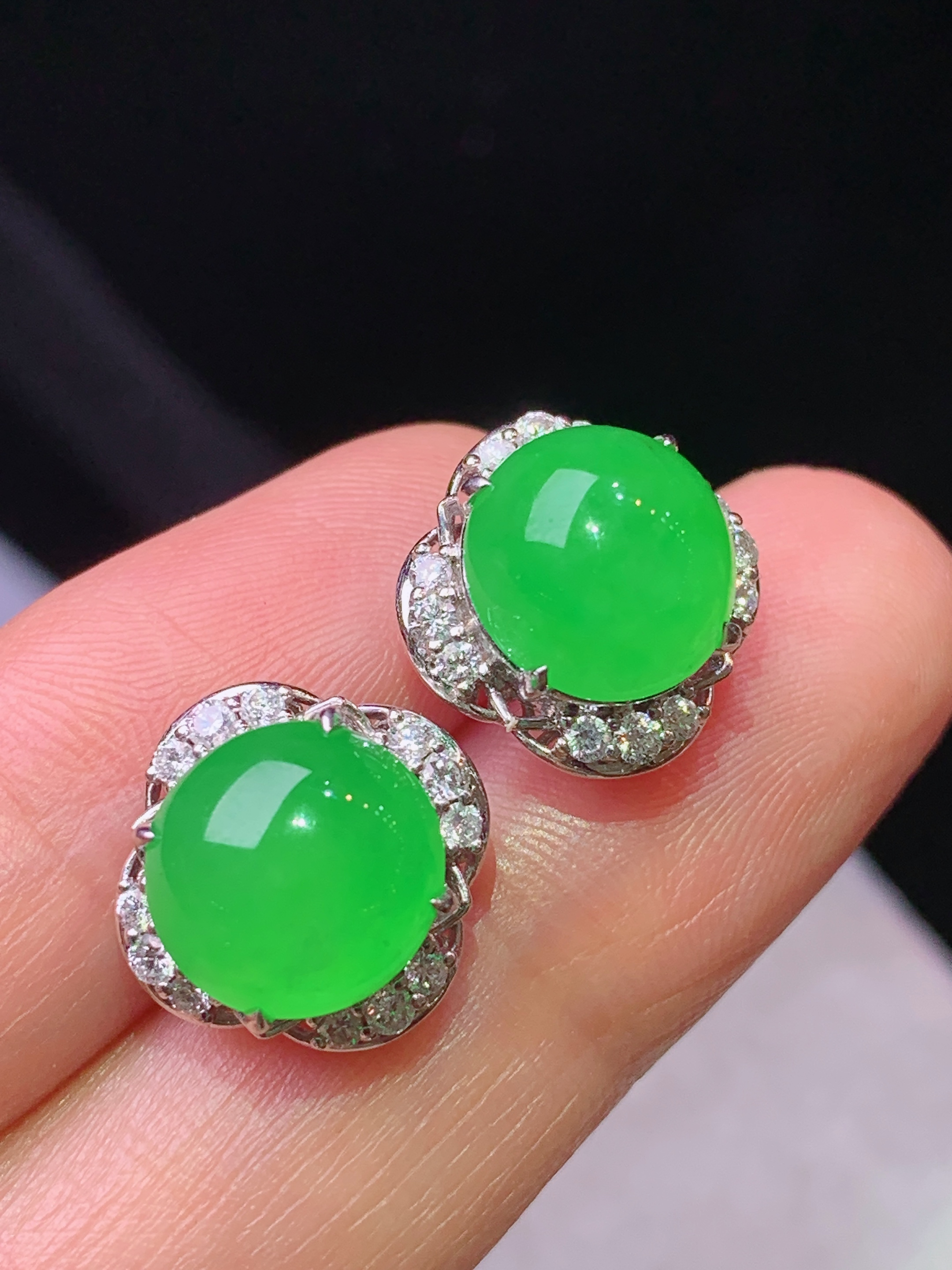 18k金钻镶嵌冰阳绿蛋面耳钉 玉质细腻 色泽艳丽清新 水润亮眼 整体尺寸13*10d3