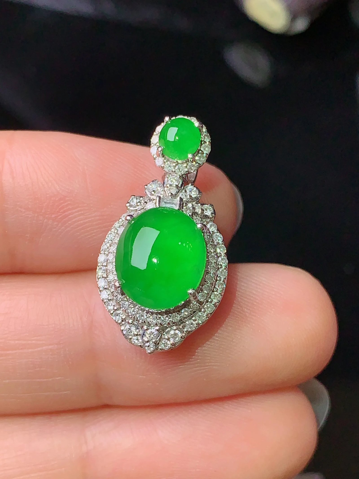 18k金钻镶嵌满绿蛋面吊坠 玉质细腻 色泽艳丽  整体尺寸23*12*11