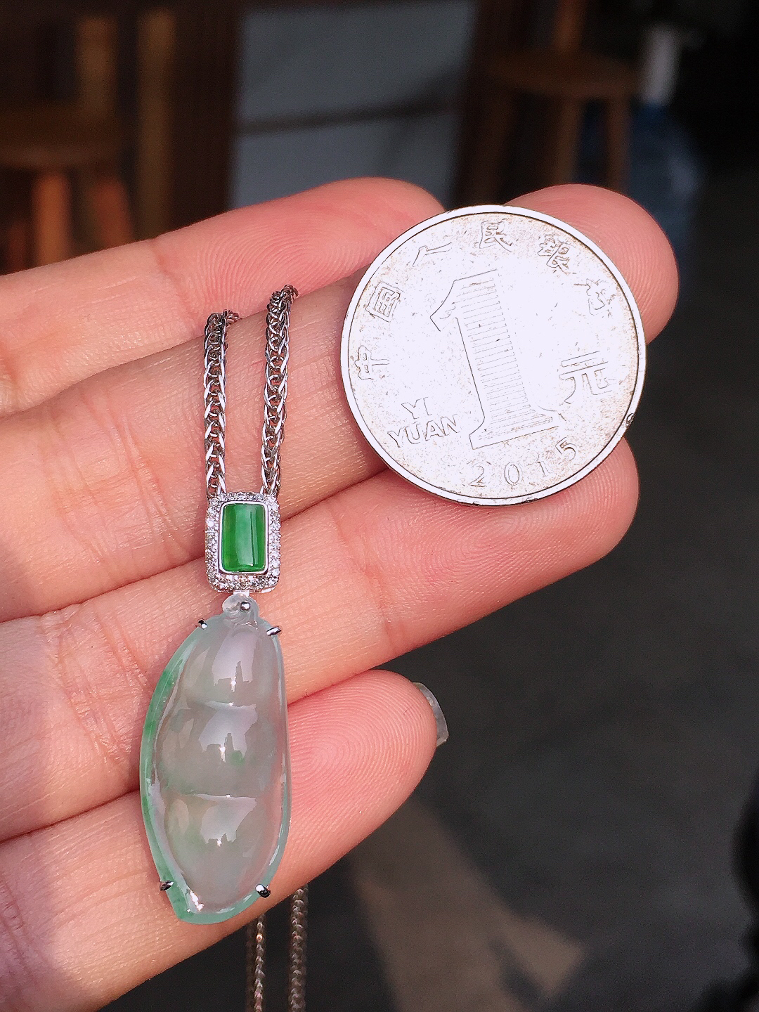 冰种福豆吊坠，玉质细腻，荧光感超
强，饱满圆润，尽显优雅气质，18k
金豪华镶嵌