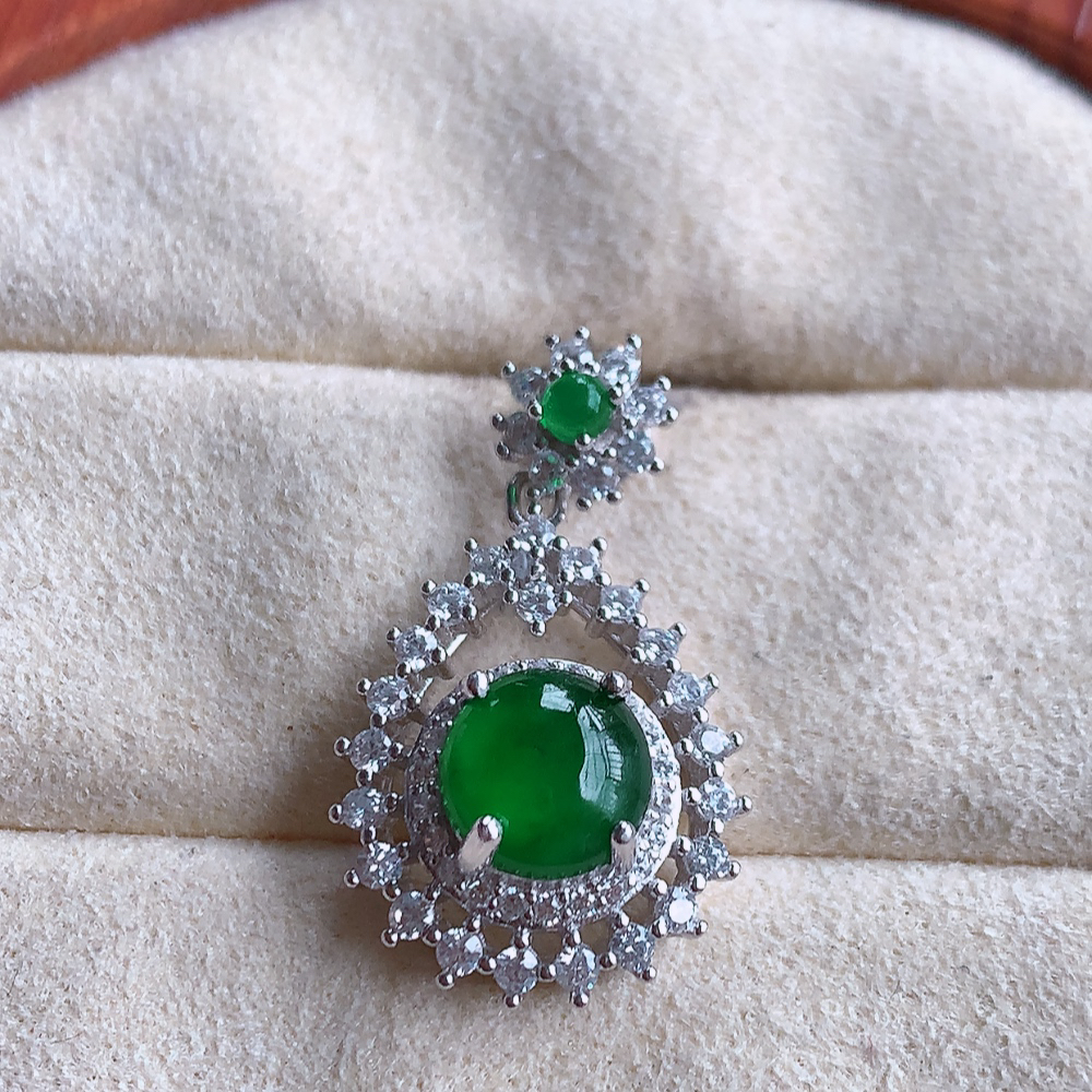 冰润翡翠925银镶嵌蛋面吊坠，自然光实拍，翠色灵动，颜色漂亮，种老水足，品相佳，佩戴佳品！W815.22取一整体尺寸：15.6-7.3mm 裸石尺寸：6.9mm