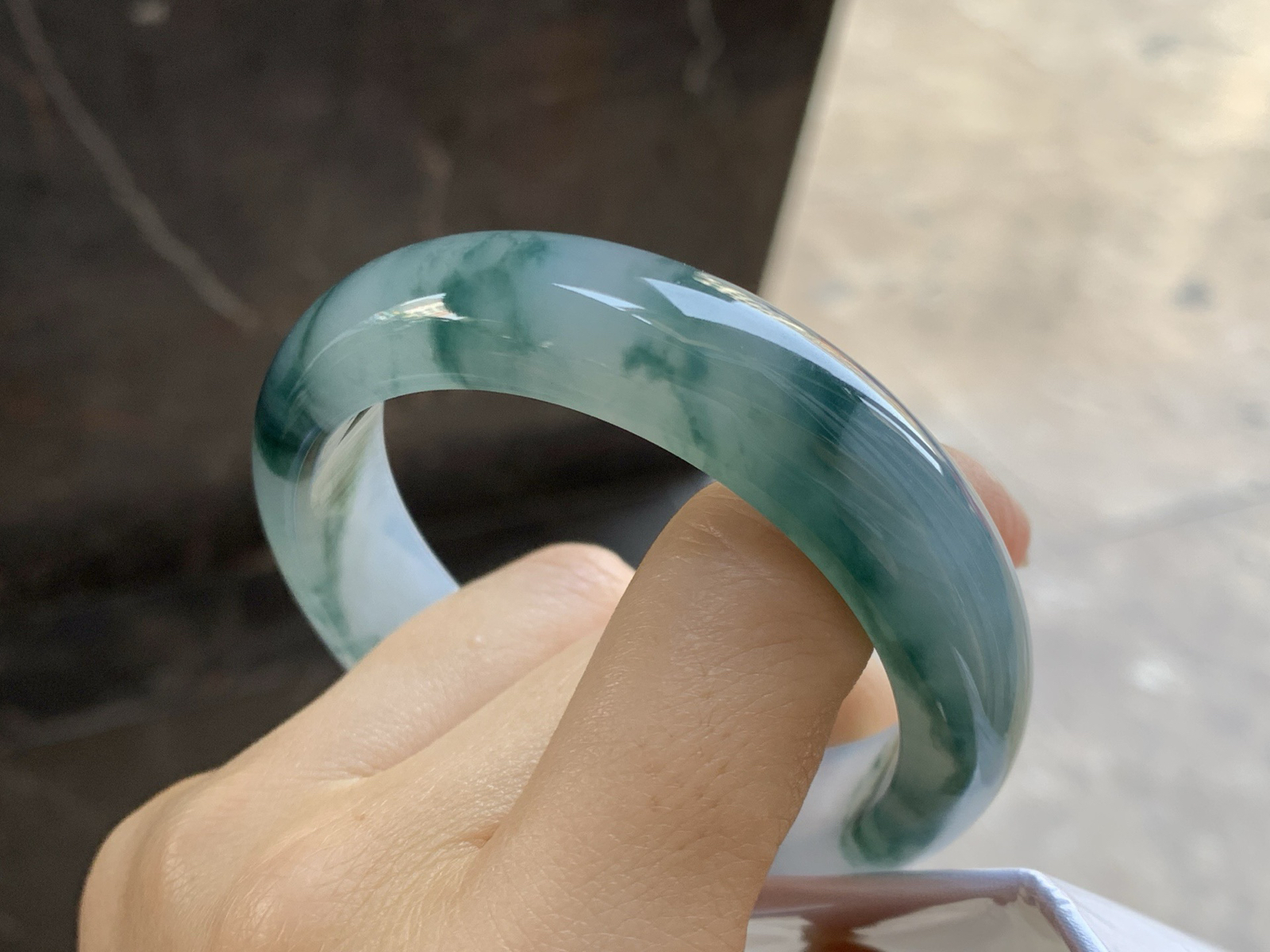 54-13.9-8.4

冰飘花宽版手镯^_^种水好 飘花浓郁 上手漂亮