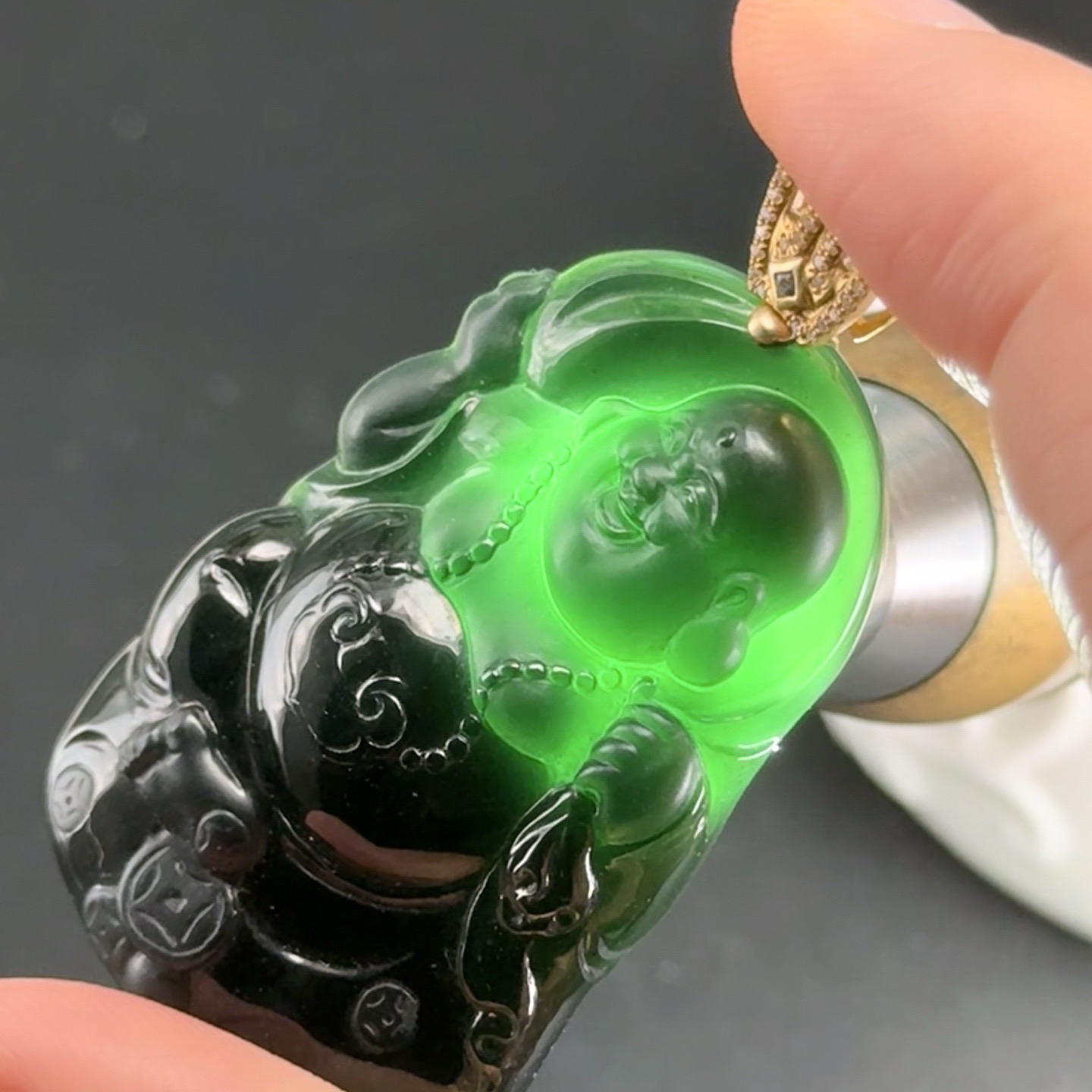 精品18k墨翠逍遥佛 种好色正 黑度极好 打灯通透 油性十足  尺寸52.1