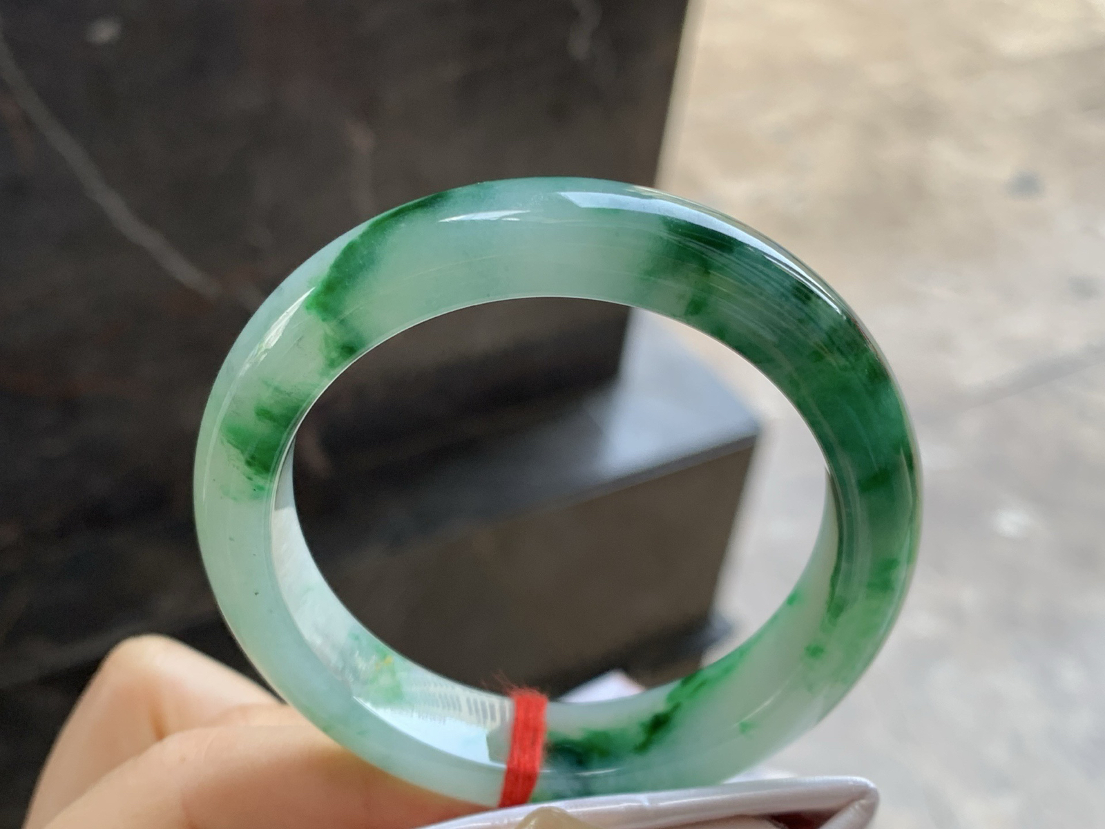 52-12-8.5

飘色花手镯^_^底子细腻 绿花浓郁