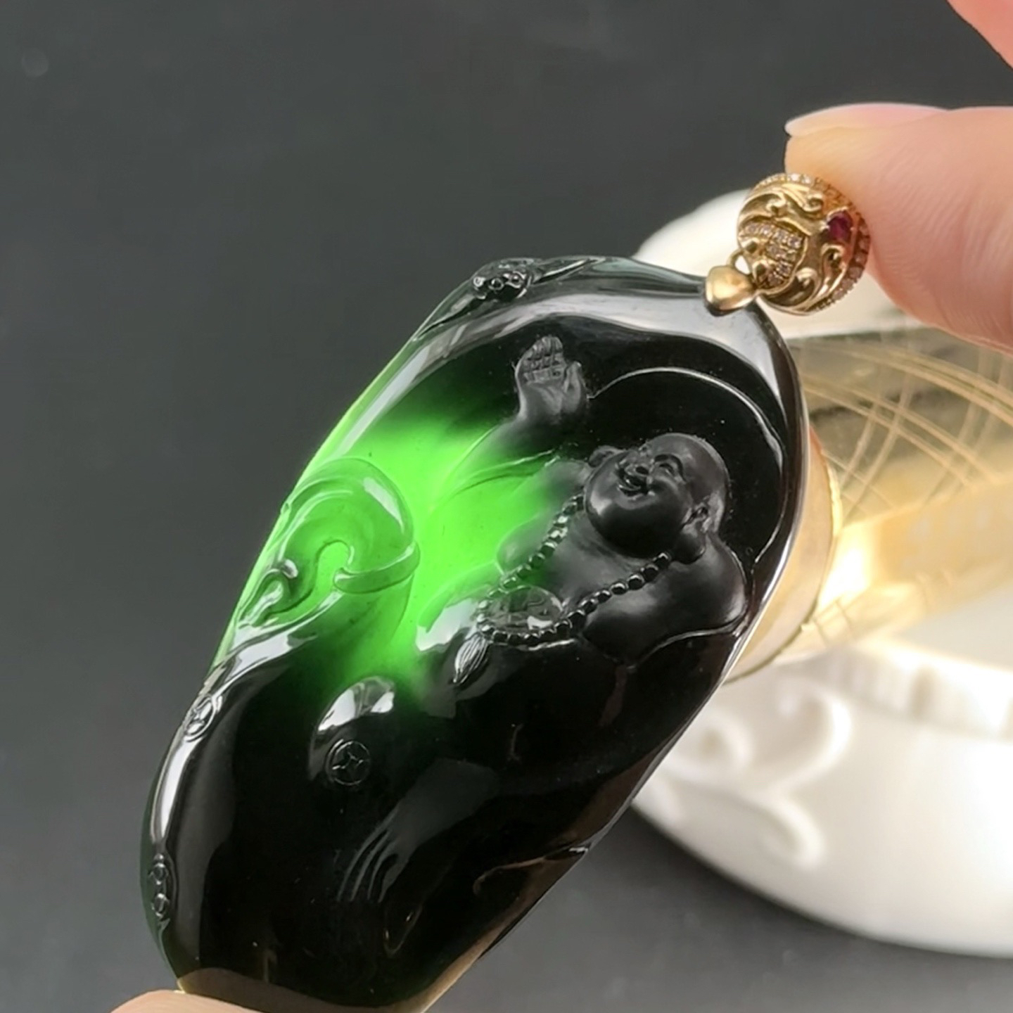 精品18k墨翠逍遥佛 种好色正 黑度极好 打灯通透 油性十足  尺寸58.9