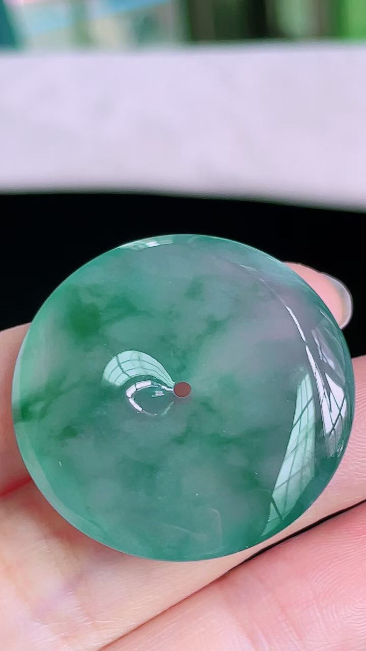 【翡翠名称】老坑种冰飘花起胶大平安扣吊坠
【翡翠尺寸】直径厚度31.4/6mm
【翡翠描述】宝贝种老水足，玉质细腻，色泽靓丽，性价比高，佩戴效果好！
【其它赠送】权威证书/精美挂绳盒子/支持全国复检