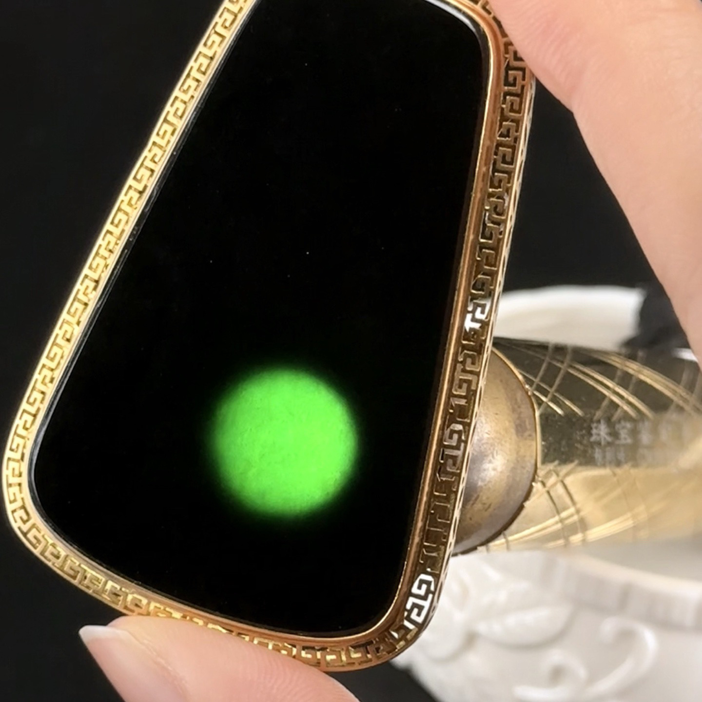 精品18k墨翠无事牌 种好色正 黑度极好 打灯通透 油性十足  尺寸71.8