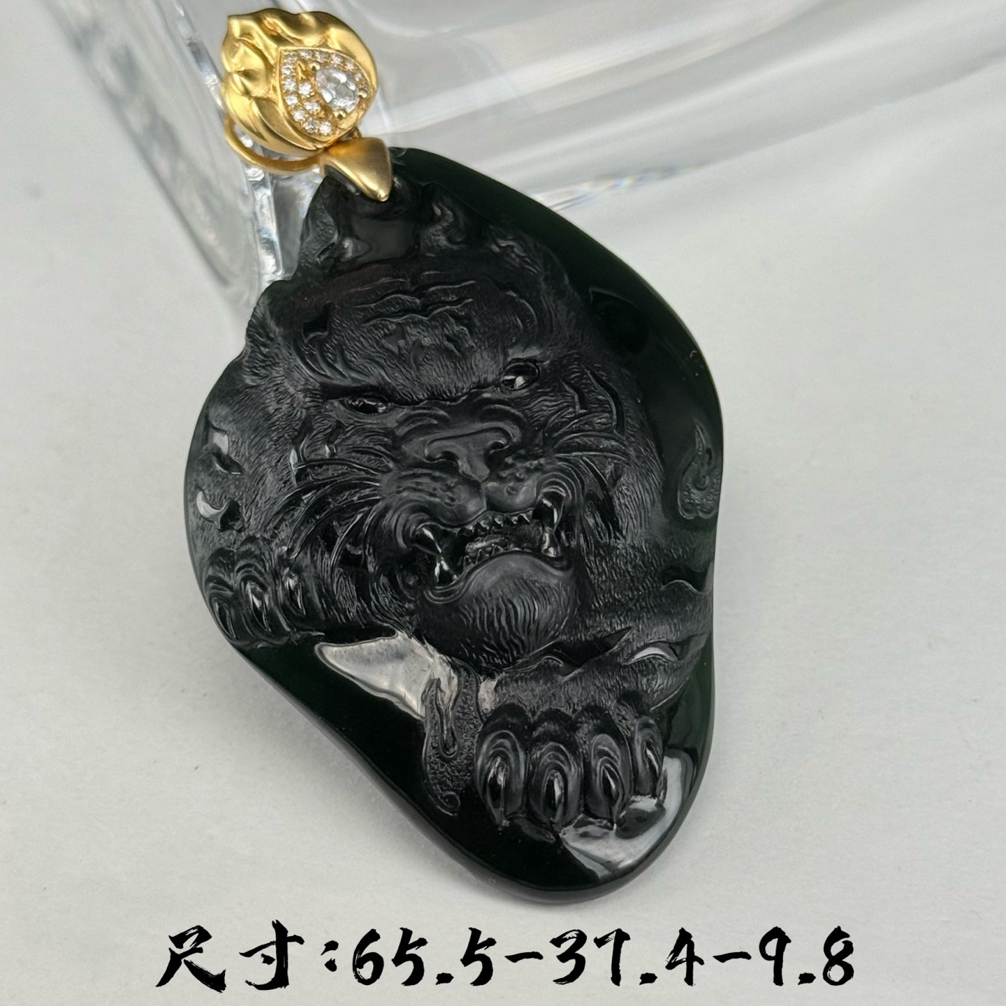 精品18k墨翠虎牌 种好色正 黑度极好 打灯通透 油性十足 尺寸65.5