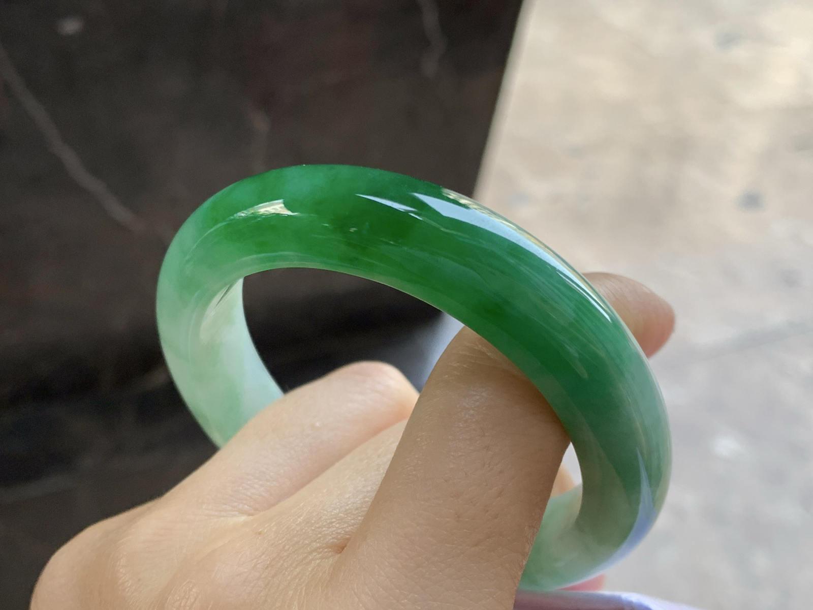 53-12.3-9

辣绿色手镯^_^底子细腻 绿色浓郁