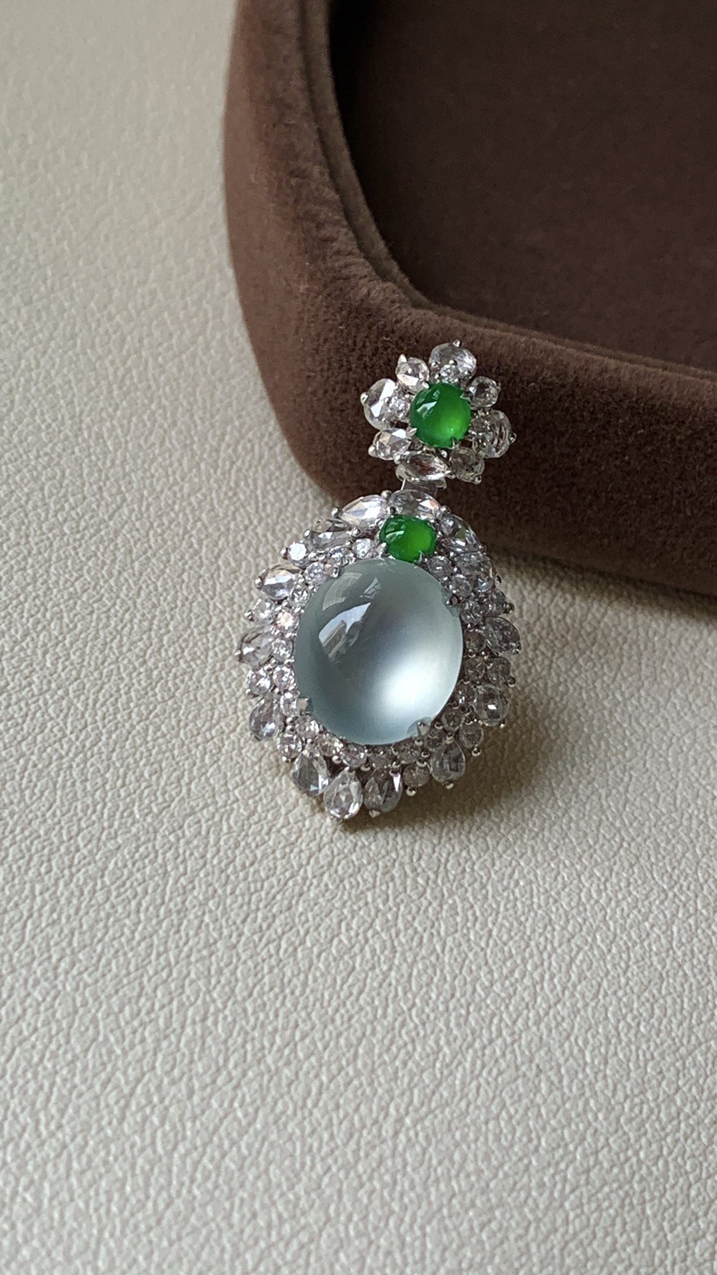 ️，18k金镶嵌蛋面吊坠，冰润水透，种老细腻起荧，尺寸：成品：28*15.9*11.1，裸石：10