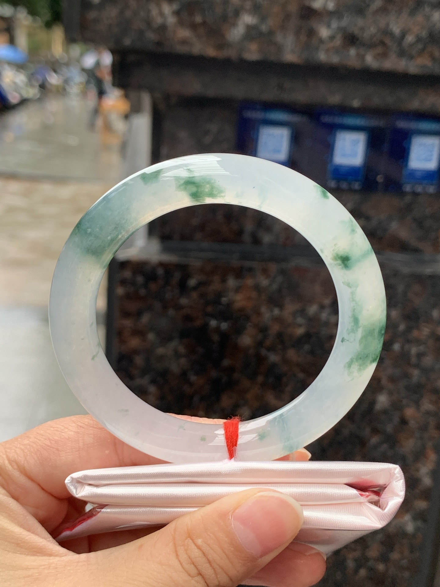 冰飘花圆条，55.1-10.2-10.3，0423-N516，打灯多处细纹，底妆冰透，胶润细腻，蓝花灵动飘逸，勾勒出一幅唯美诗意的山水意境画，古典优雅又秀气