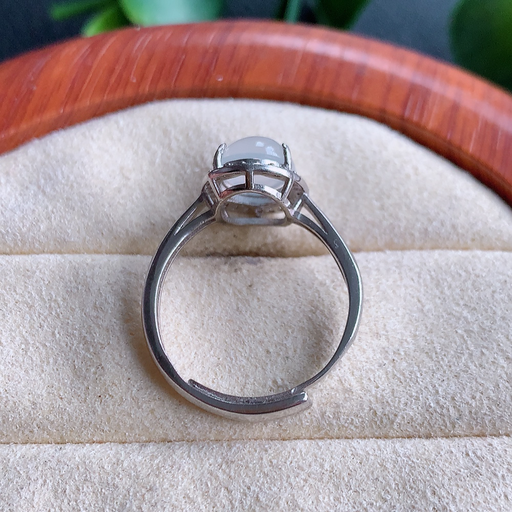 冰种翡翠925银镶嵌耳坠，自然光实拍，翠色灵动，颜色漂亮，种老水足，品相佳，佩戴佳品！W815.22取一整体尺寸：18-11.6-7.2mm 裸石尺寸：8.2-7.1