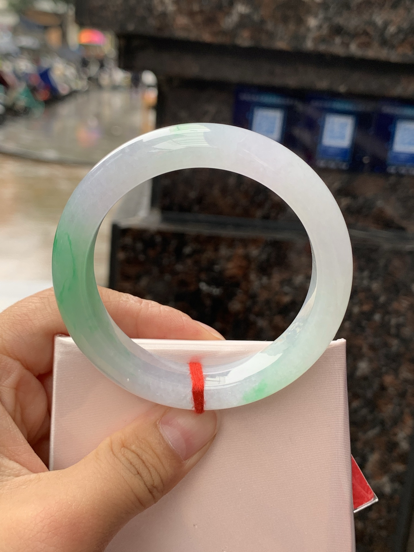 冰春彩正圈，53.5-13.2-9，0423-N517，打灯纹裂，不扣，底妆水润，淡淡粉底色飘阳绿花，气质温婉而迷人。