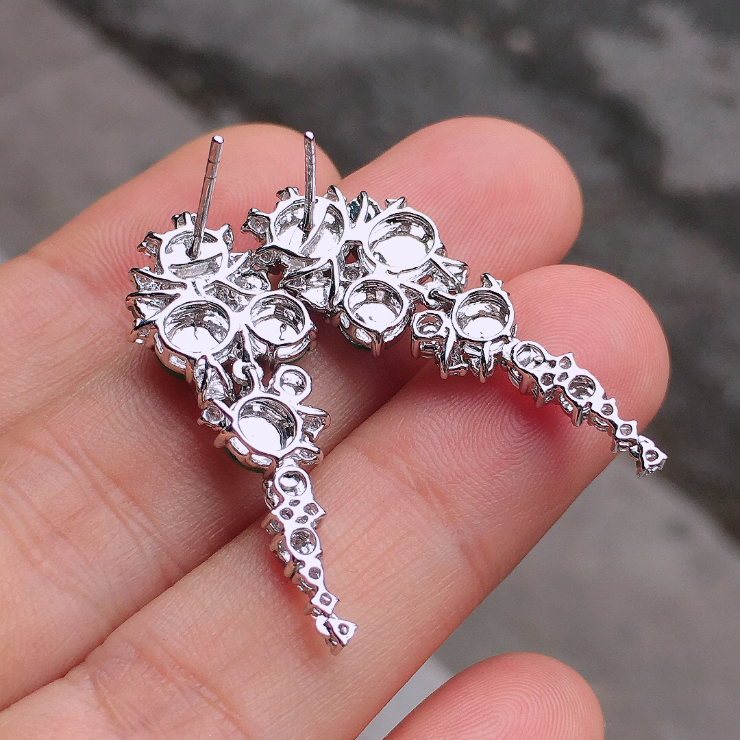 阳绿蛋面耳坠，色泽均匀艳丽，玉质细腻，荧光感超
强，饱满圆润，尽显优雅气质，18k
金豪华镶嵌