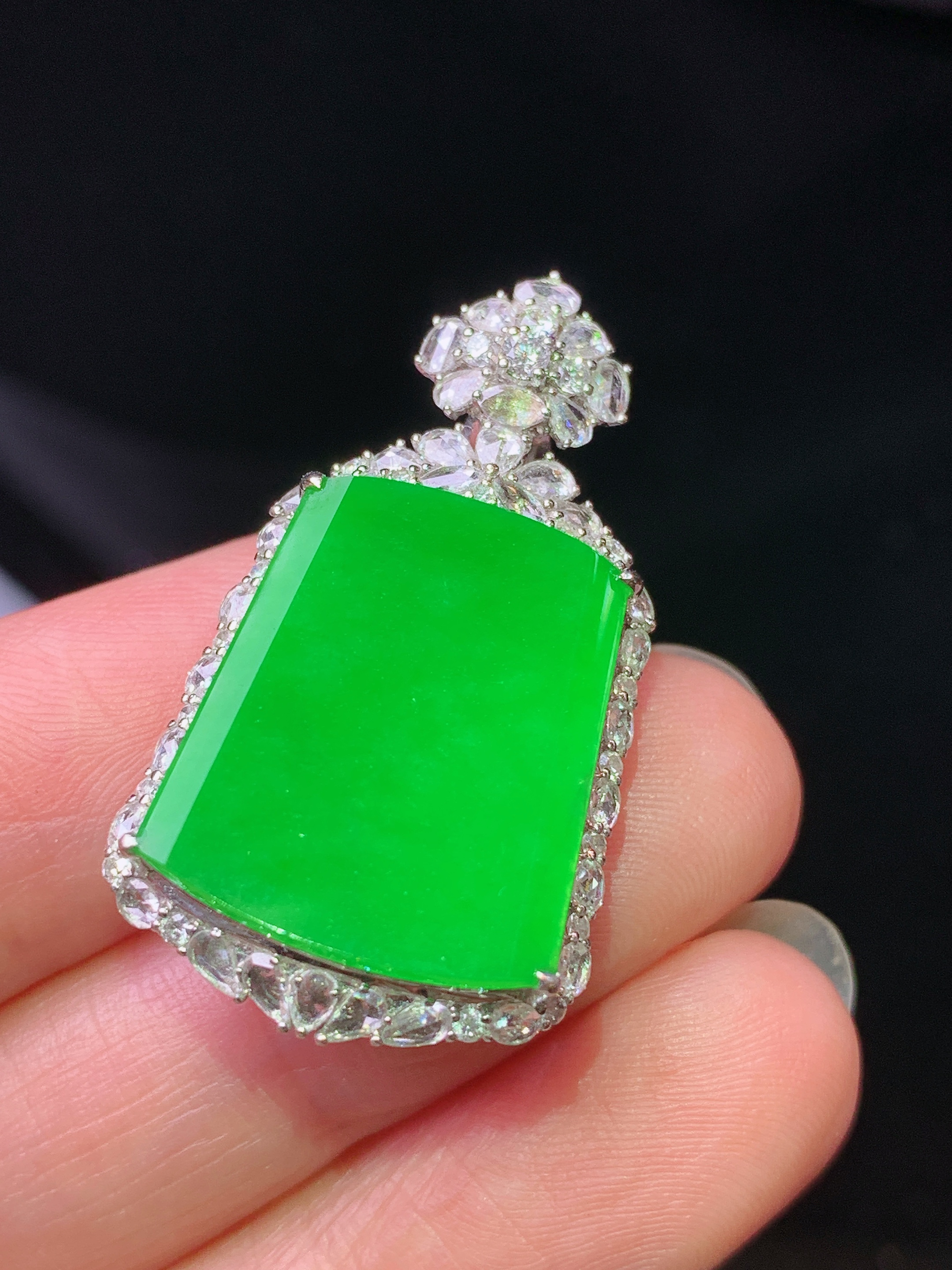 18k金钻镶嵌阳绿无事牌吊坠 玉质细腻 色泽艳丽清新 水润亮眼 整体尺寸33.2*18.8*9.5s2