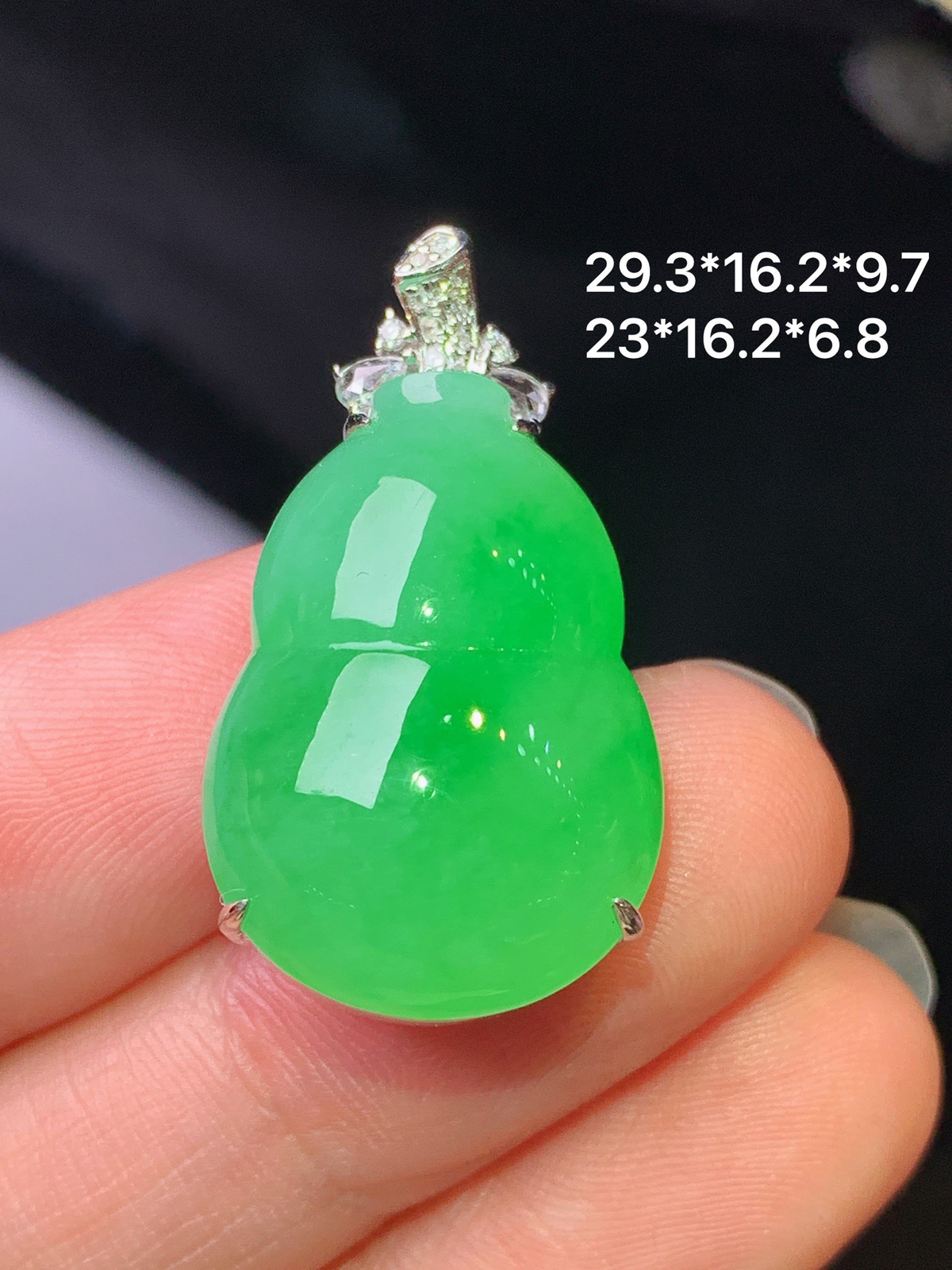 18k金钻镶嵌翠绿葫芦吊坠 玉质细腻 色泽清新艳丽 整体尺寸29.3*16.2*9.7