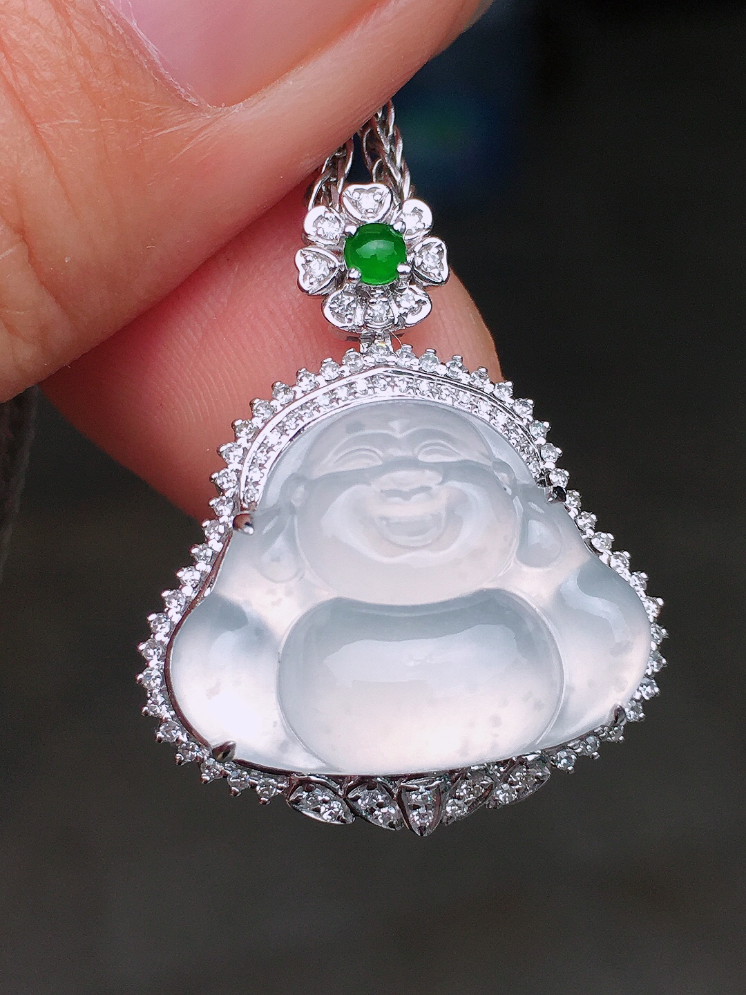 冰种佛公吊坠，玉质细腻，荧光感超
强，饱满圆润，尽显优雅气质，18k
金豪华镶嵌