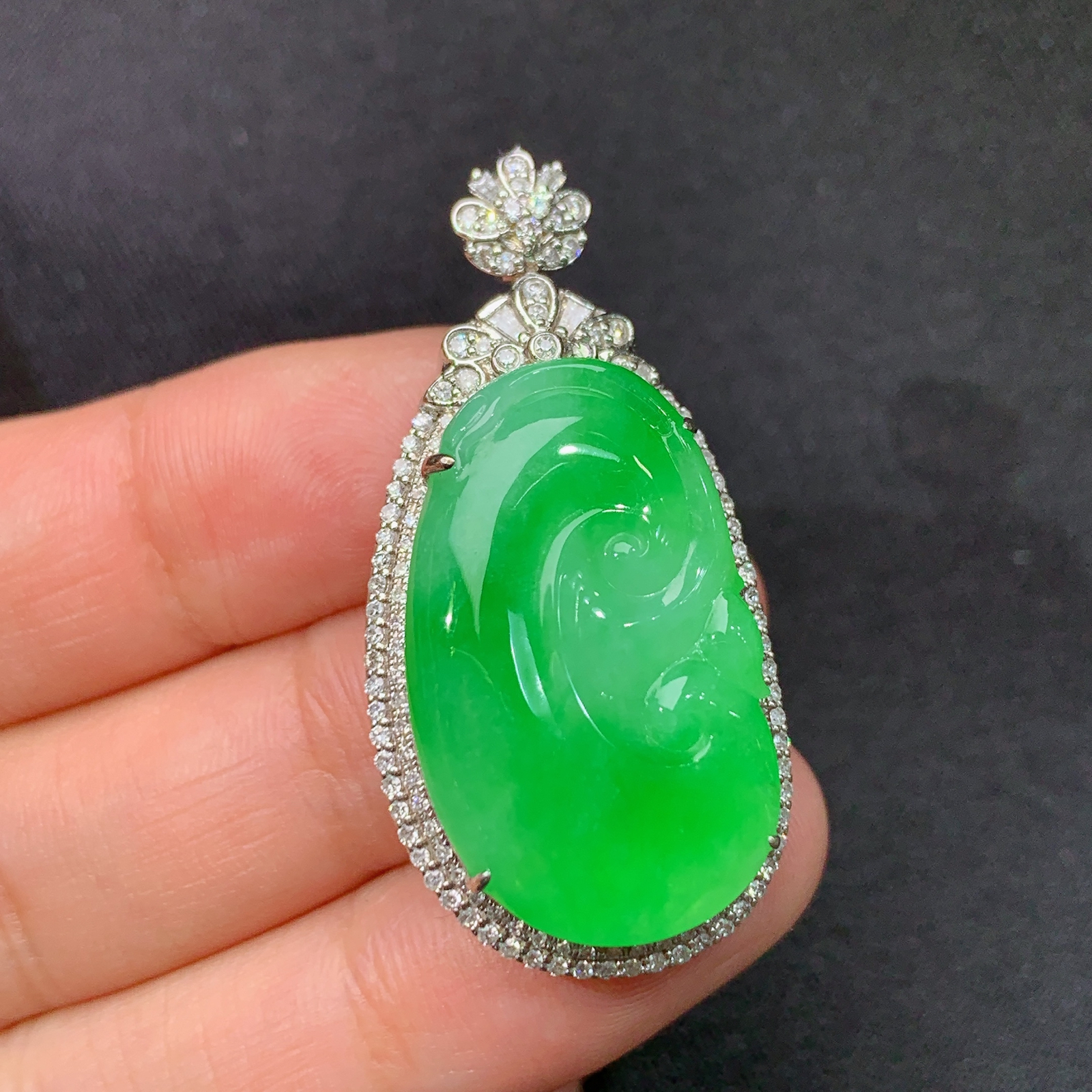 冰阳绿如意吊坠，18k金镶嵌，冰润色阳，玉质细腻，种水足，Xj 尺寸39.1*19.2*11.1