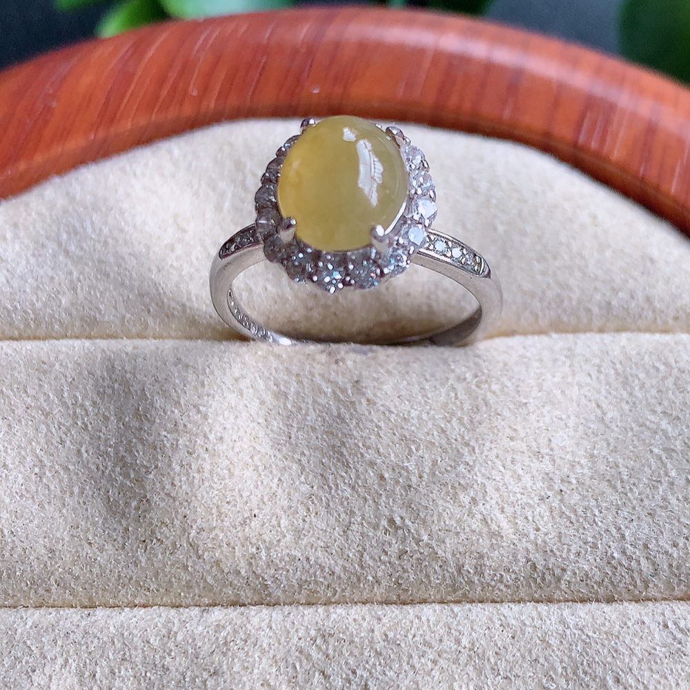 冰润黄翡翡翠925银镶嵌耳坠，自然光实拍，翠色灵动，颜色漂亮，种老水足，品相佳，佩戴佳品！W815.22取一整体尺寸：18-10.9-9.6mm 裸石尺寸：8.2-6.7