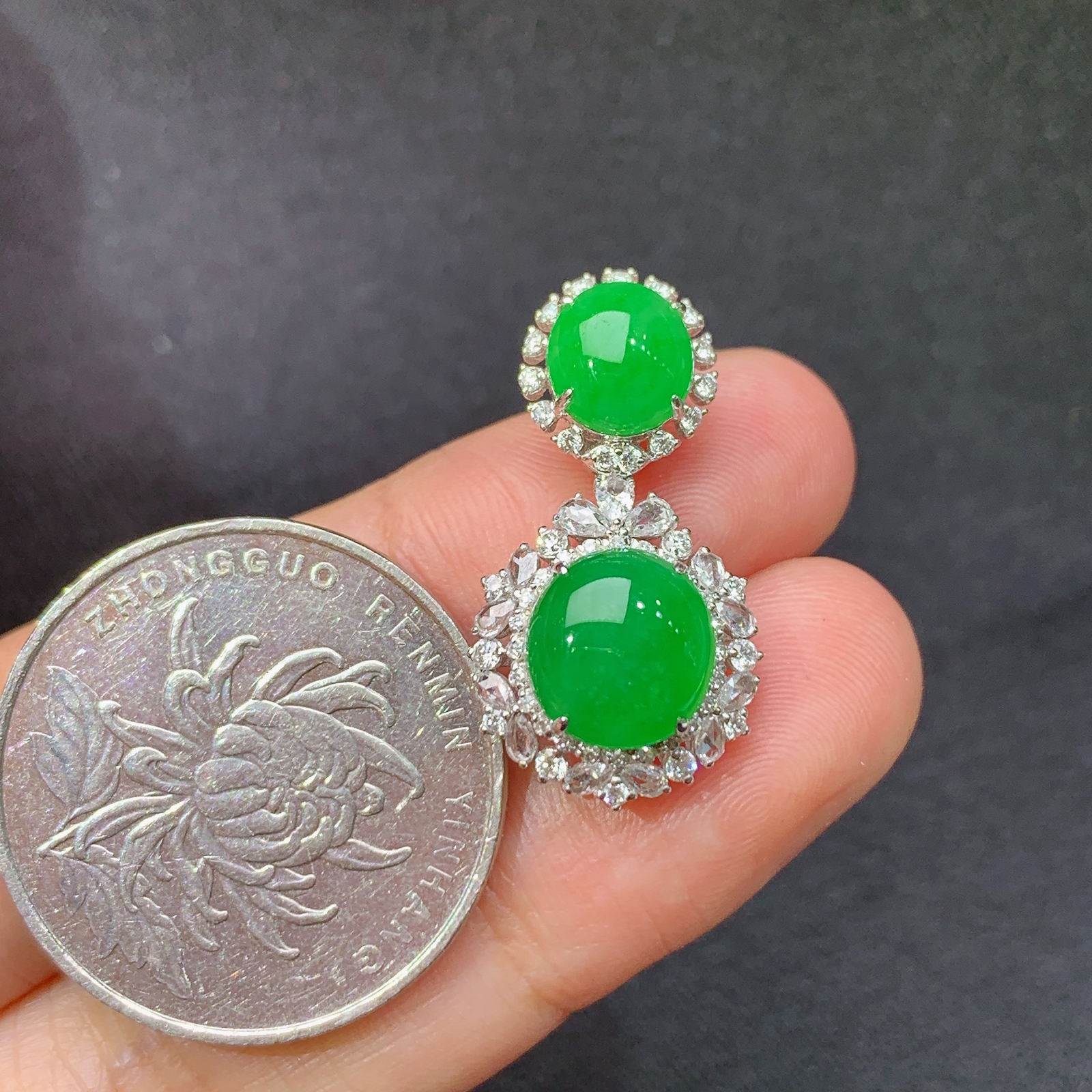 阳绿蛋面吊坠，18k金镶嵌，冰润色阳，玉质细腻，种水足，Ty 尺寸25.4*13.4*7.7